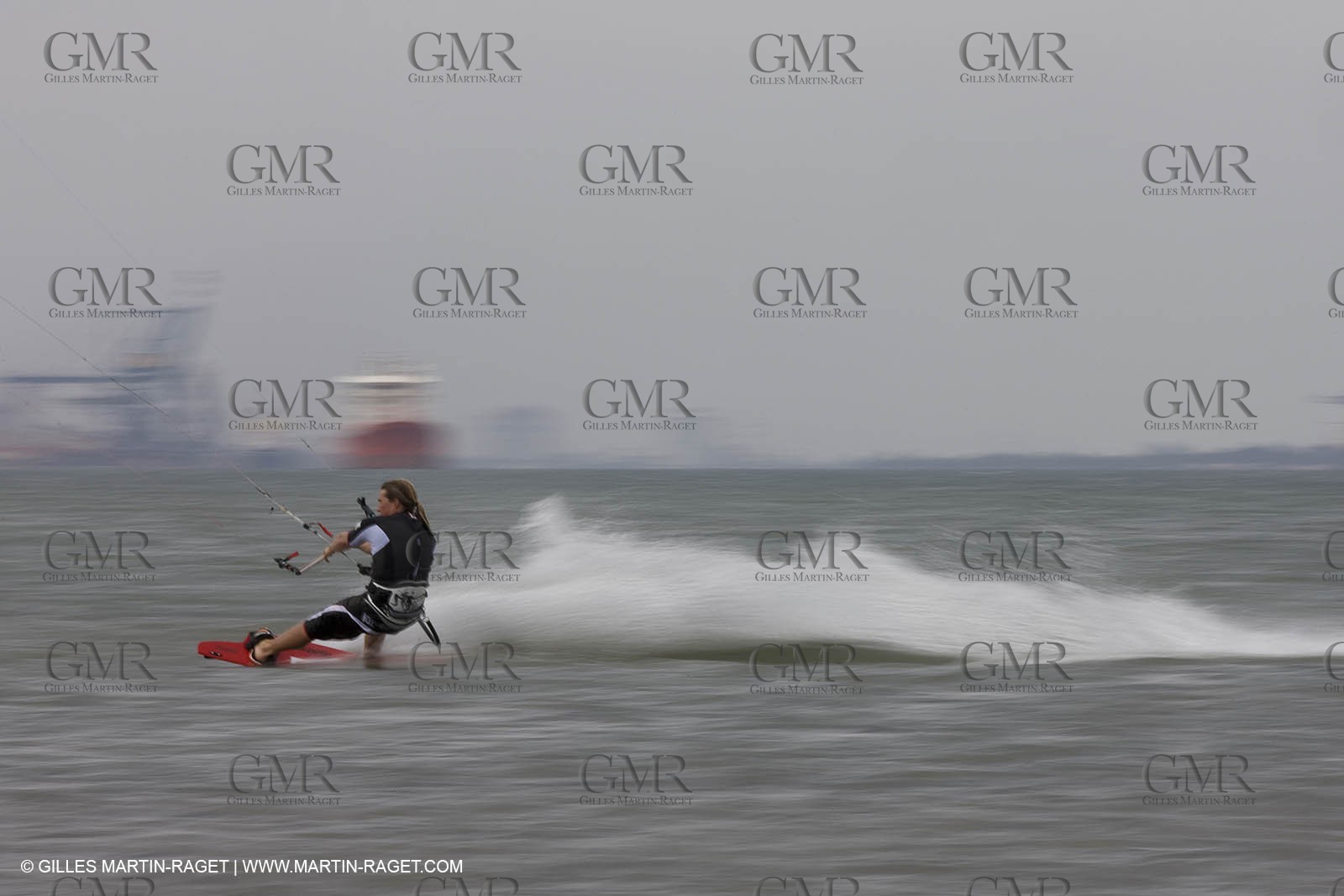 08 05 2008 - Port Saint Louis du Rhône (FRA, 13) - kite surfer Alexandre Caizergues training