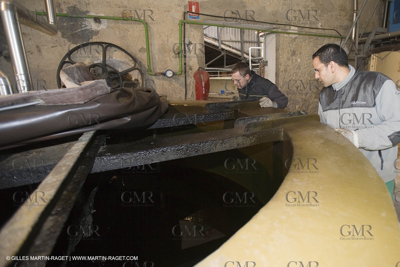 01 02 2007 - Salon de Provence - Fabrication traditionelle du savon de Marseille aux savonneries Marius Fabre - Réservoir des huiles**01 02 2007 - Salon de Provence - Traditional soap of Marseille making at Marius Fabre soap maker - Oils tank