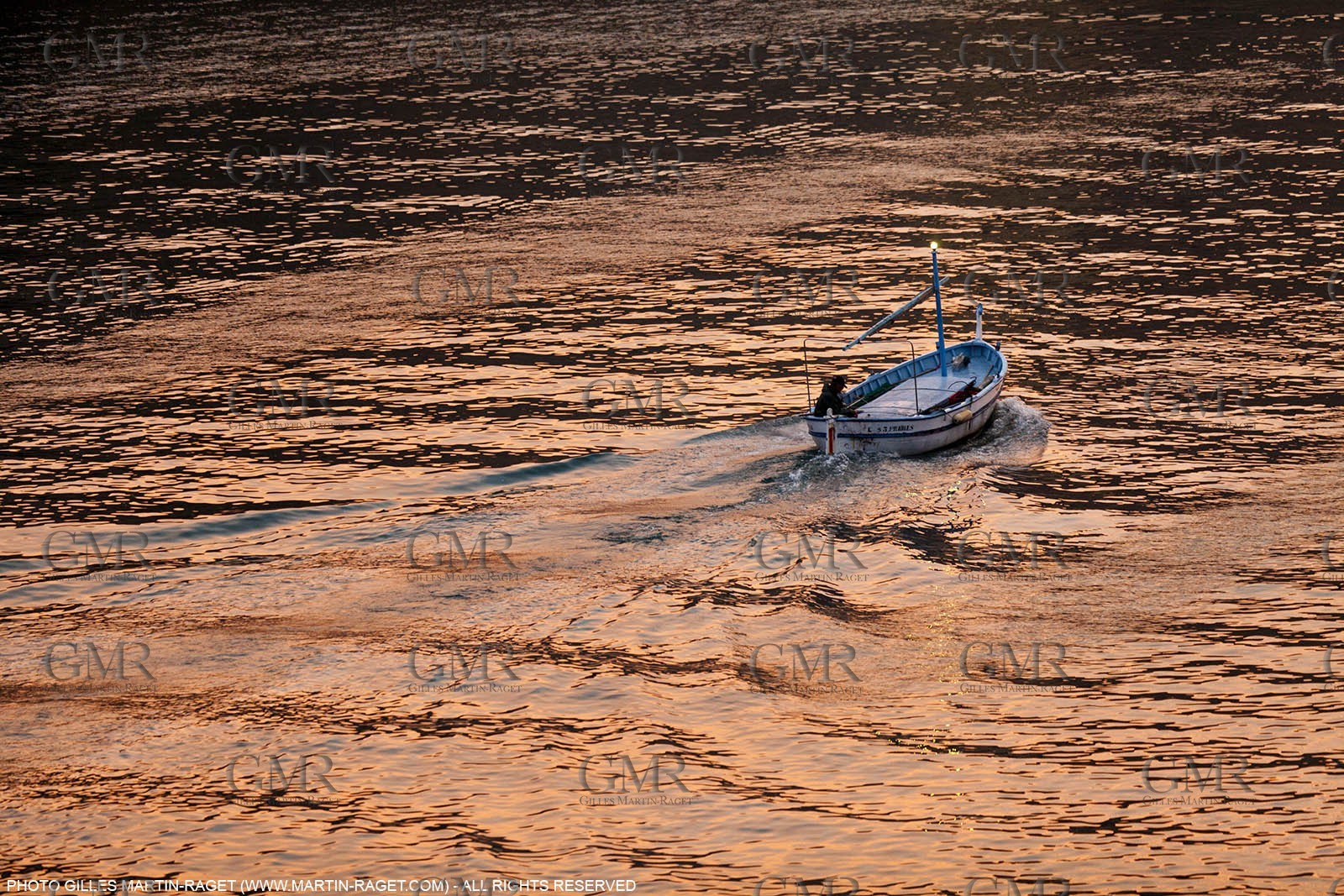 23 10 2010 - Marseille (FRA,13) - Le Ponant - Arrival in Marseille and entrance in the historical port