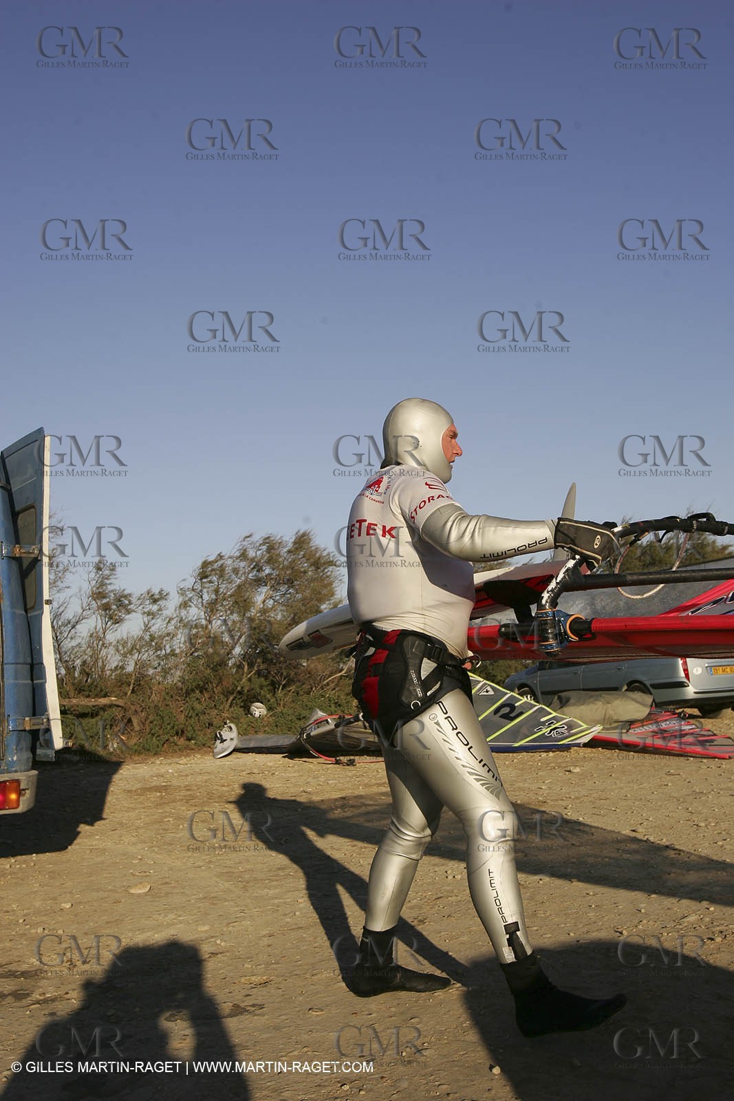 13 11 2004 - Les Saintes Maries de la mer (France) - Irish sailboarder Finian Maynard beat the overall sailing speed record with a run at 46,82 knts.