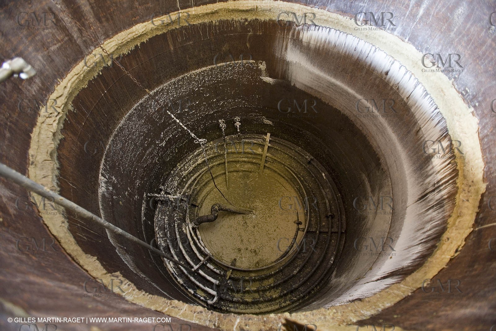 01 02 2007 - Salon de Provence - Fabrication traditionelle du savon de Marseille aux savonneries Marius Fabre - Cuve avec ses serpentins de chauffage à la vapeur**01 02 2007 - Salon de Provence - Traditional soap of Marseille making at Marius Fabre soap maker - Tank with its serpentines for steam heating