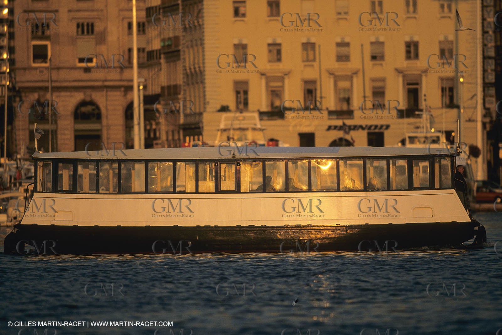 Monde maritime, opérations porturaires, ports, manoeuvres, marine world, harbour operations, maritime shipping,