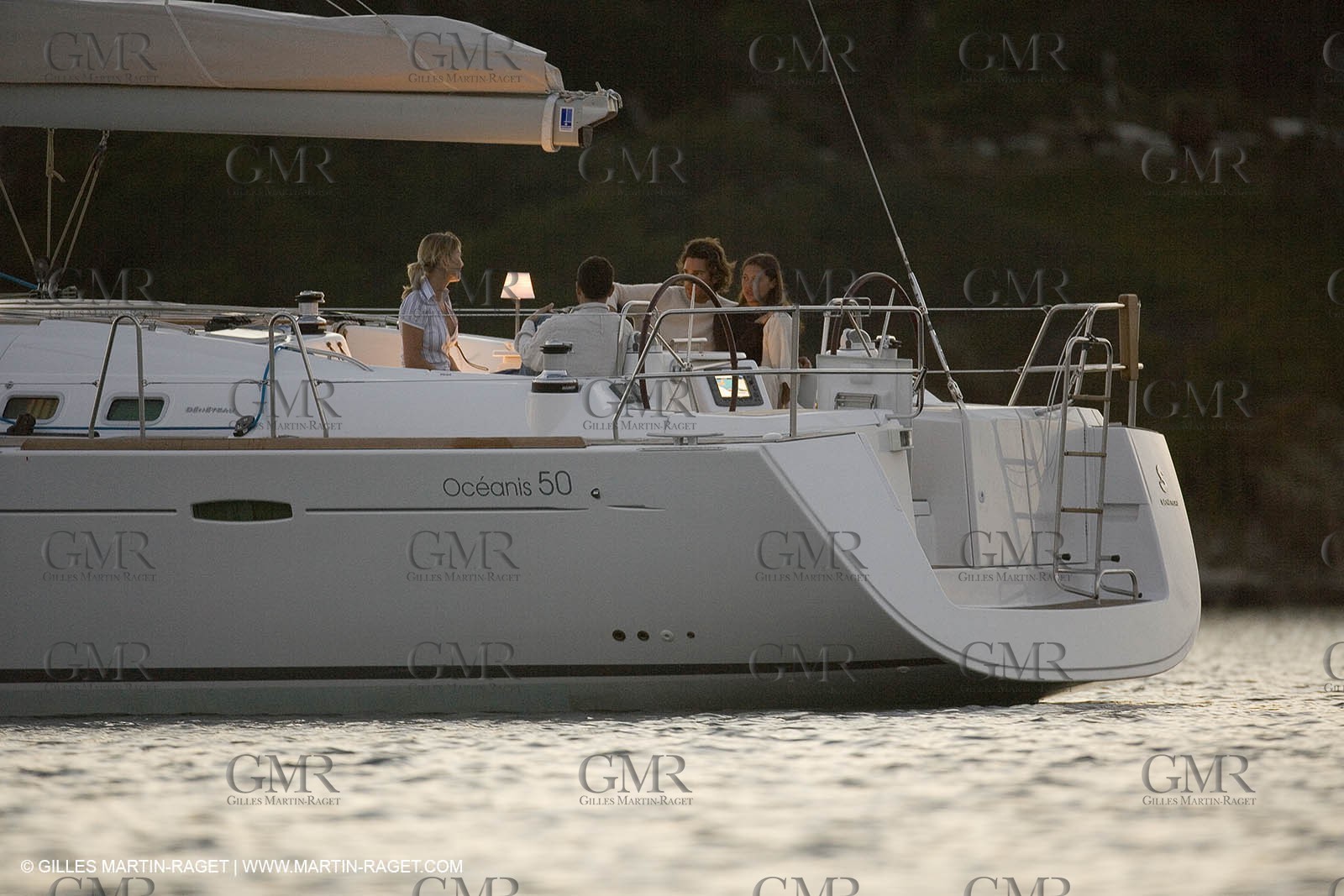 Monocoque de croisiere au mouillage