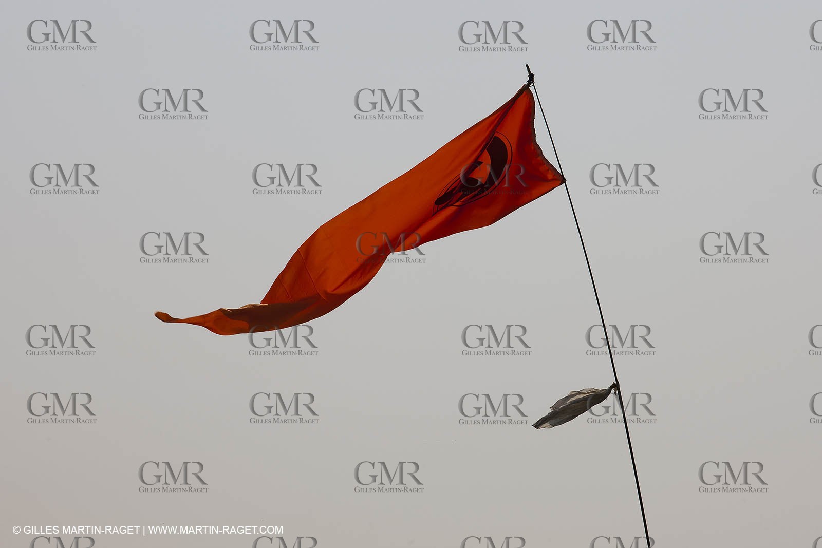 21 11 2010 - Dubai (UAE) - Dubai Louis Vuitton Trophy -  - Day off - James Spithill and Peter Lester go paragliding