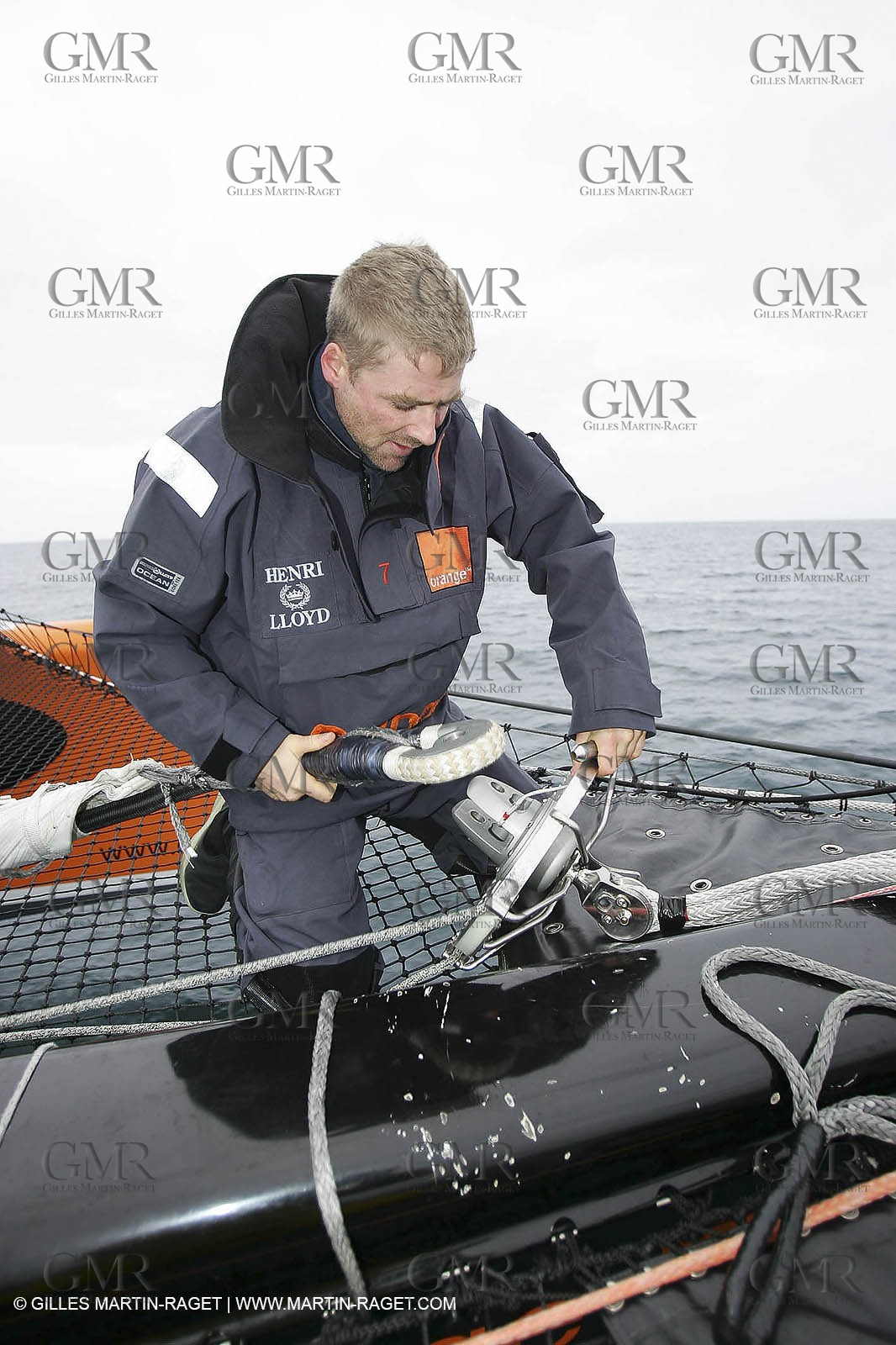 Trophée Jules Verne - Lorient - 30 12 04 - Orange II - Entraînement - A bord - Yann Eliès