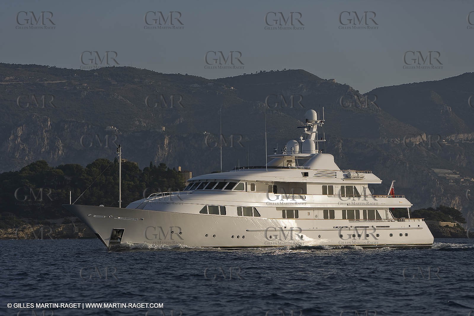 28 07 2007 - St Jean Cap Ferrat - SuperYachts - Motor Yachts - Hampshire
