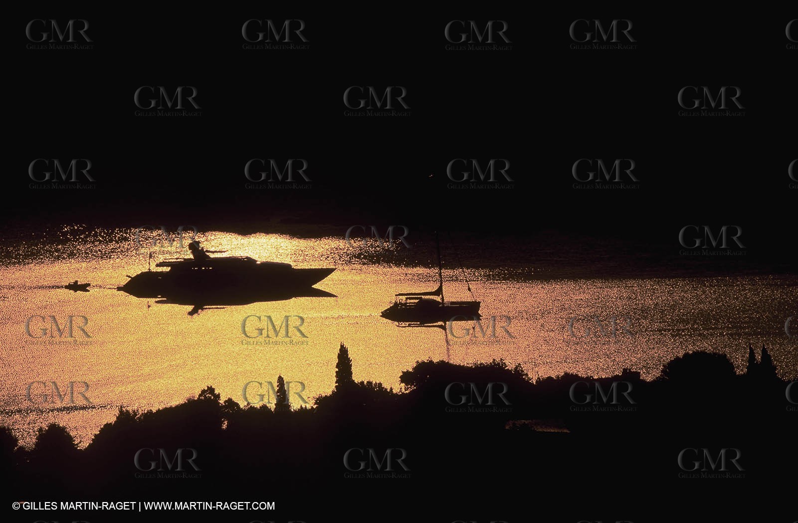 Monocoque de croisiere au mouillage