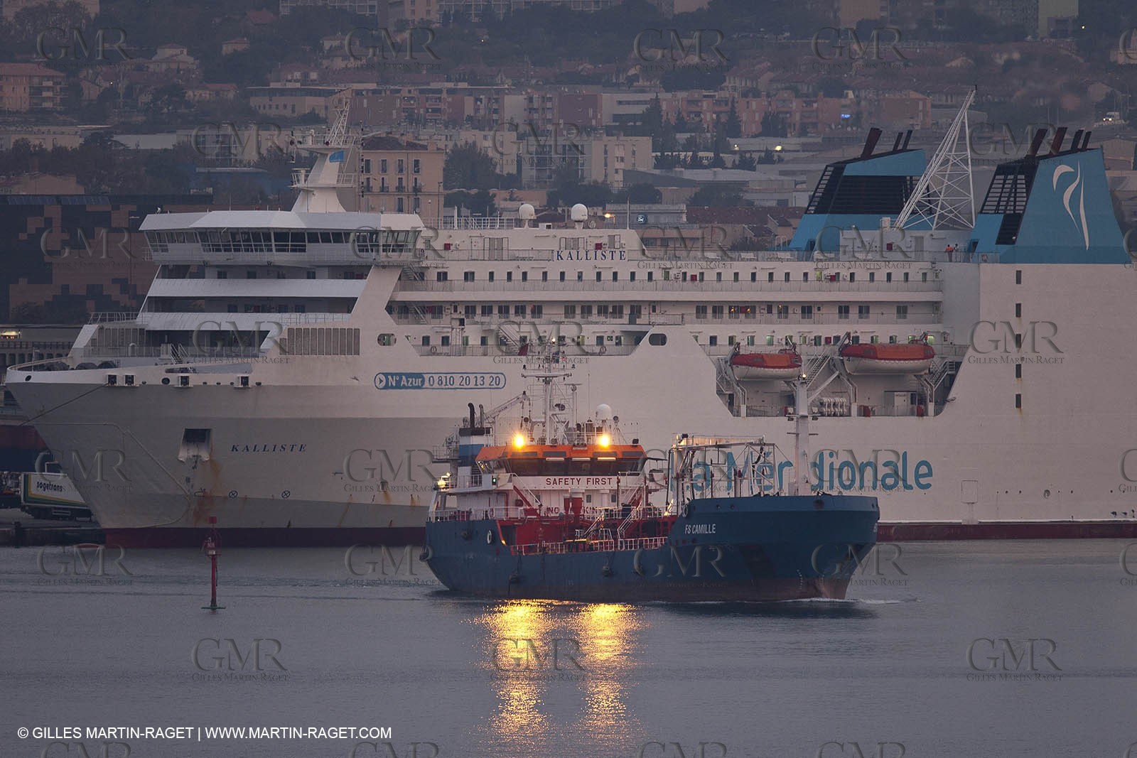 23 10 2010 - Marseille (FRA,13) - Le Ponant - Arrivée à Marseille et entrée dans le Vieux Port