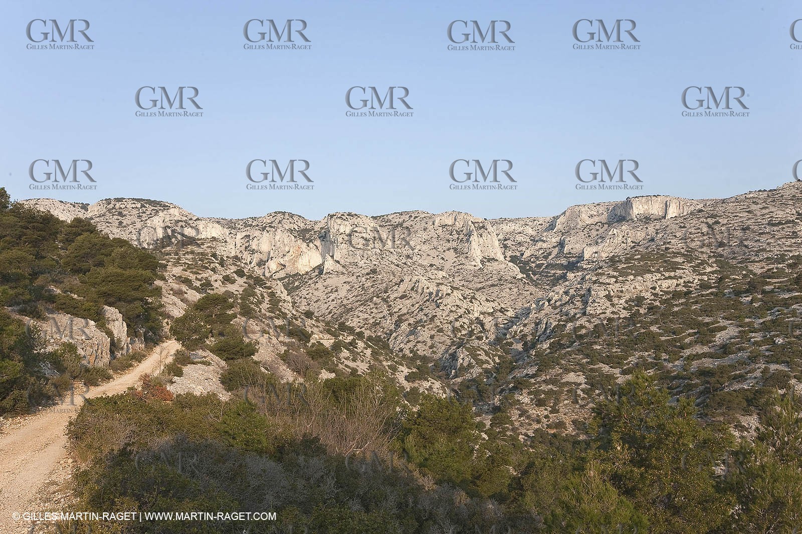 20 03 2009 - Marseille (FRA, 13) - Les Calanques - Crêtes de l'Estret - right. : Vallon des rampes and Cirque des Pételins, left. : Vallon de la réserve