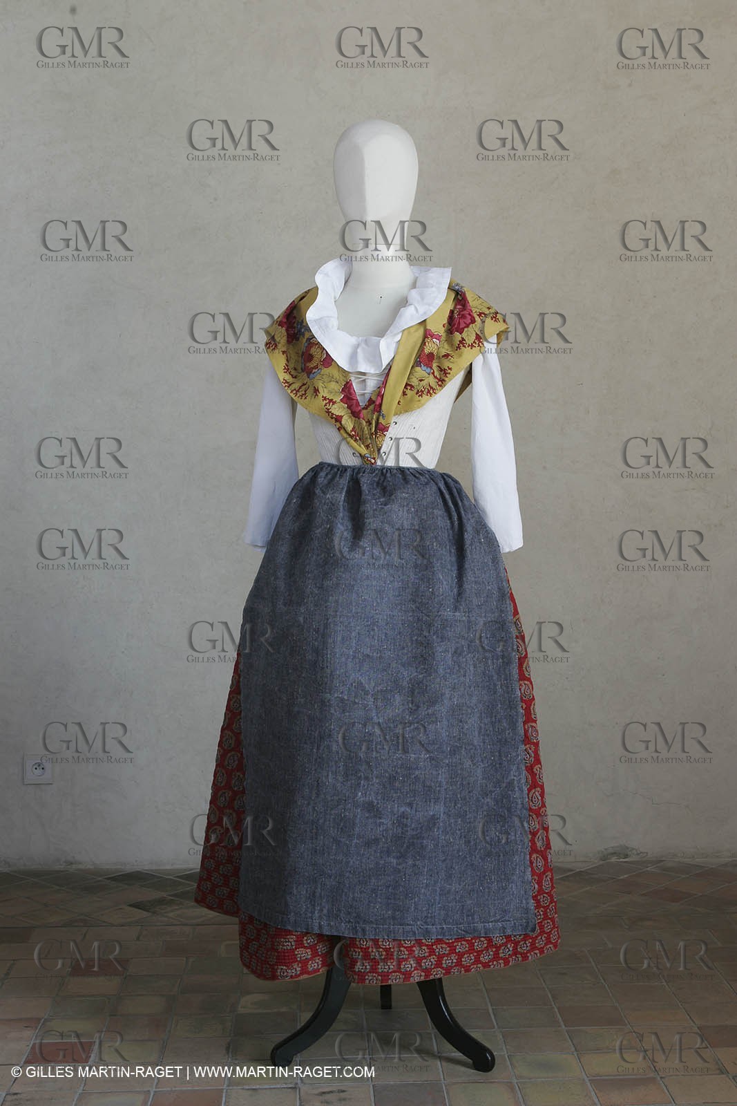 May 2004 - La Tour d'Aigues (FRA, 84) - Old costumes for women of the South exhibition