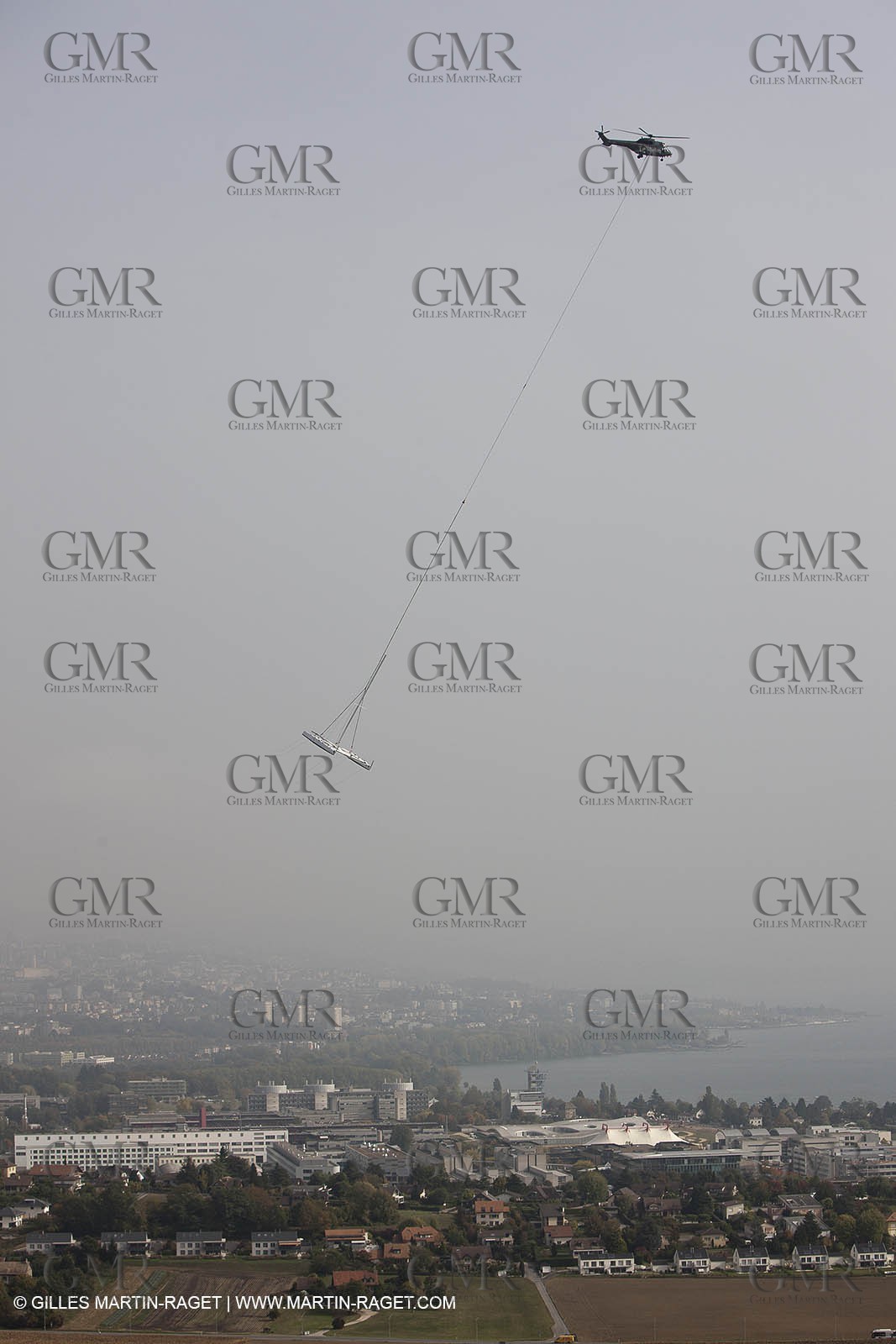 08 10 10 - St Sulpice (SUI) - Hydroptere.ch touches water