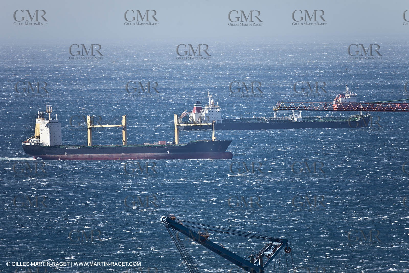25 10 2010 - Marseille (FRA,13) - Navires au mouillage en raison d'un grève du personnel portuaire
