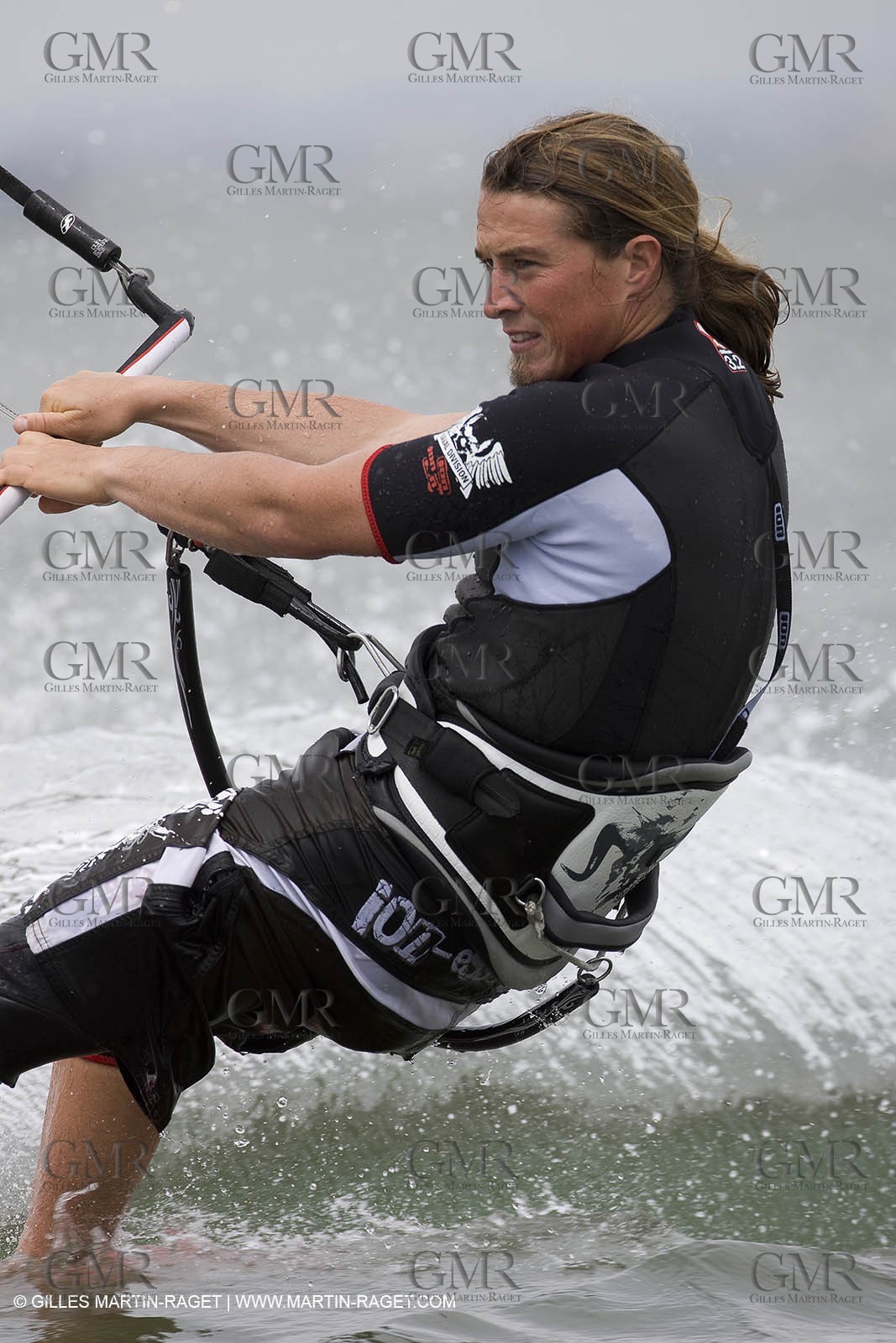 08 05 2008 - Port Saint Louis du Rhône (FRA, 13) - kite surfer Alexandre Caizergues training