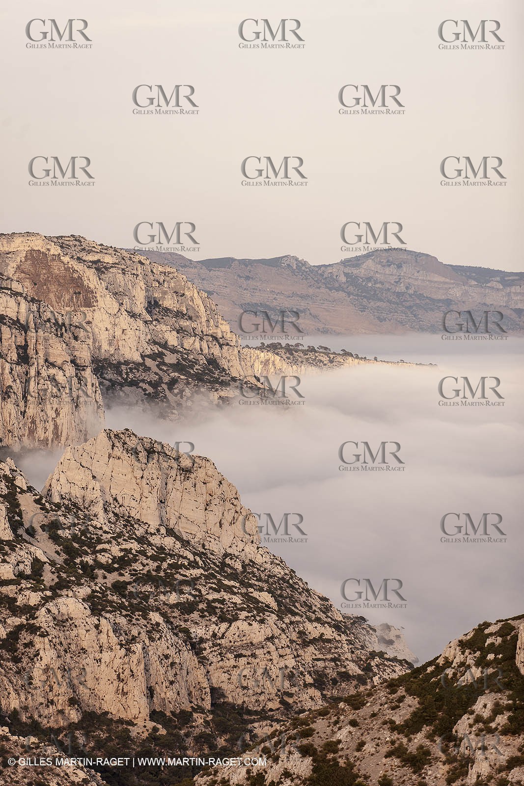 18 07 2012 - Marseille  (FRA ) - Les Calanques -  Phénomène d'entrées maritimes - La Nèble (brume, en provençal)