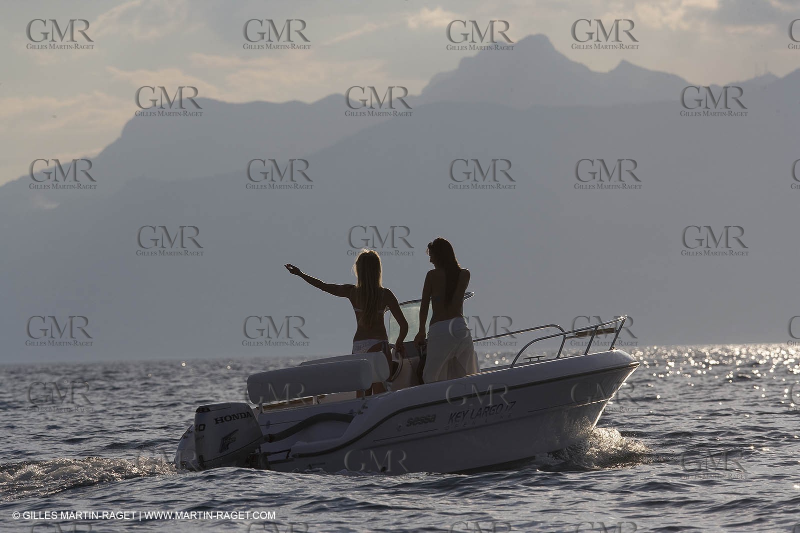 Bateau à Moteur en Route