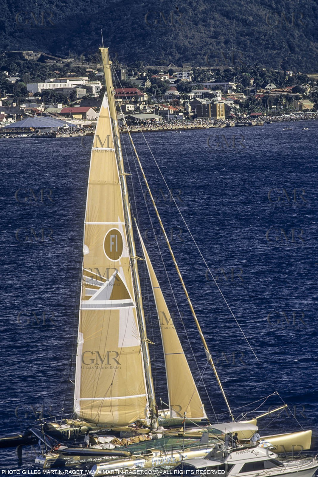Novembre 1990, Pointe a Pitre (Guadeloupe) Arrivee victorieuse de Florence Arthaud (Groupe Pierre 1er) dans la Route du Rhum