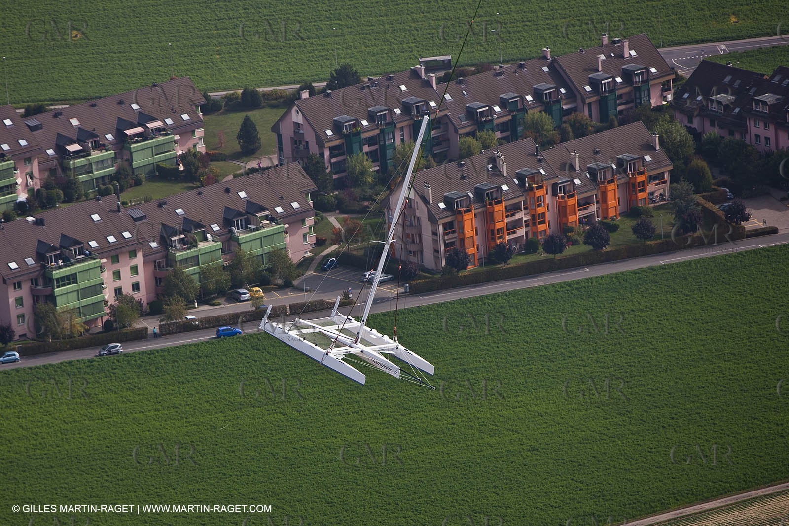 08 10 10 - St Sulpice (SUI) - Hydroptere.ch touches water