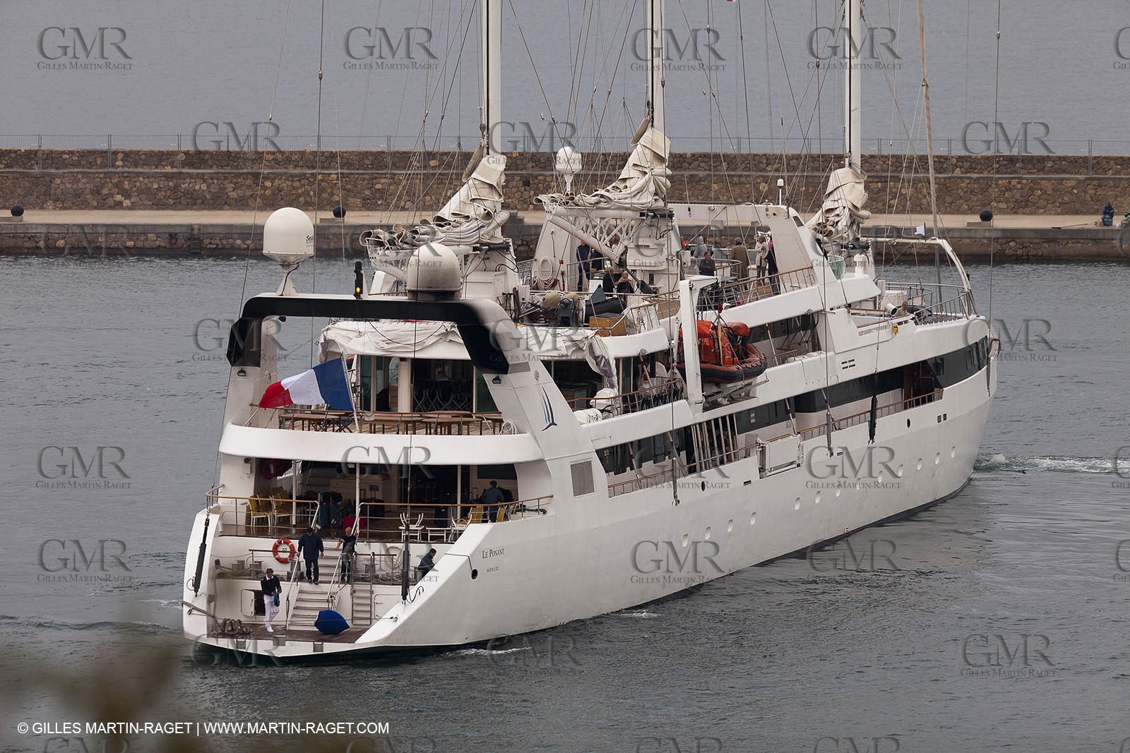 23 10 2010 - Marseille (FRA,13) - Le Ponant - Arrival in Marseille and entrance in the historical port