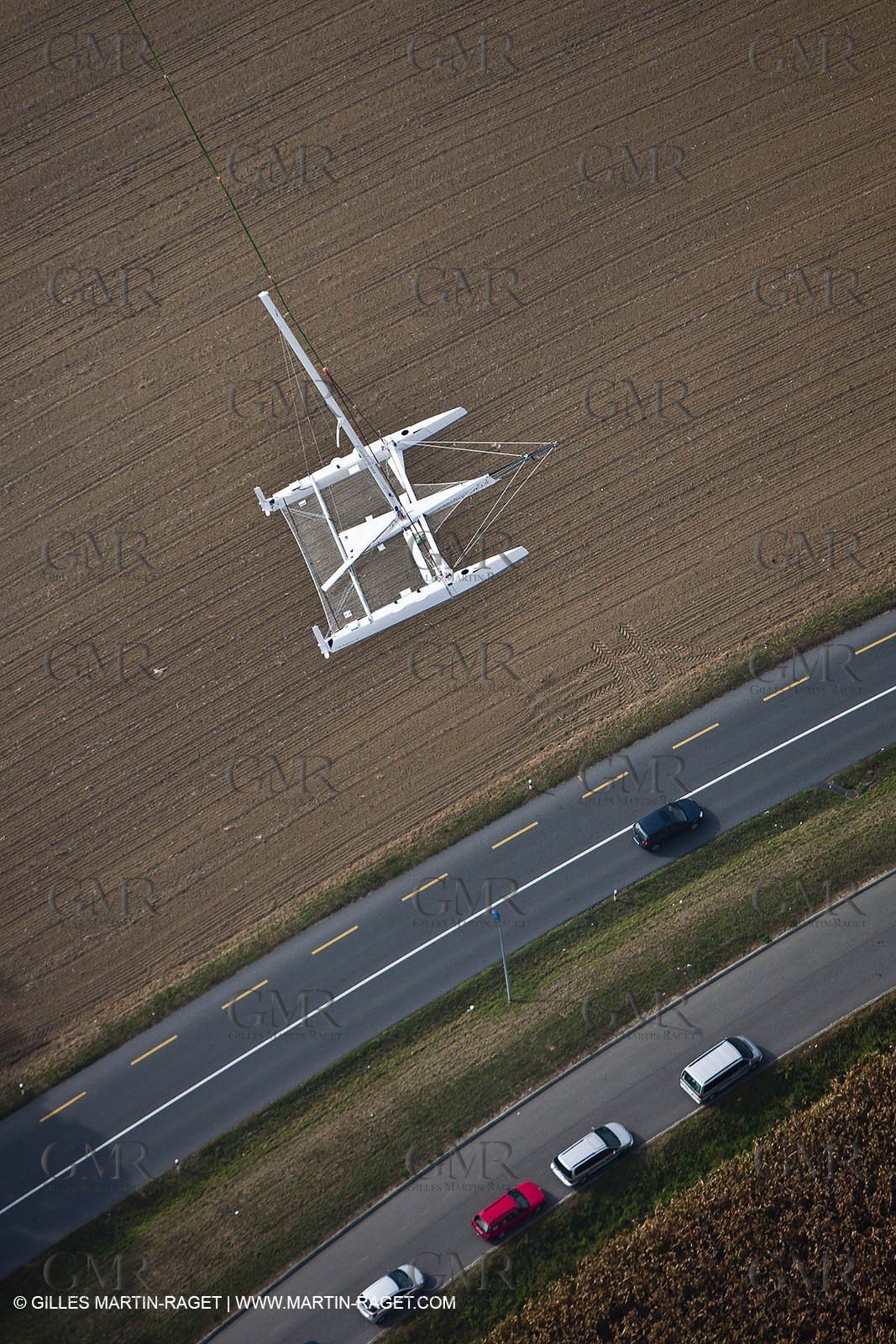 08 10 10 - St Sulpice (SUI) - Hydroptere.ch touches water