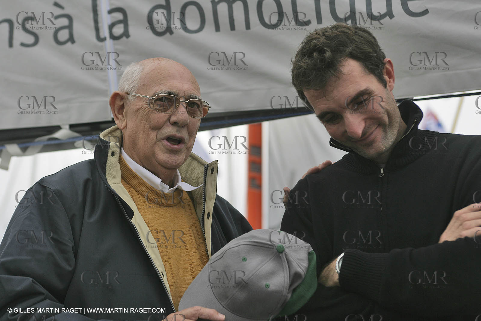 28 10 2006 - Saint Malo (FRA) - Route du Rhum 2006 - Jeremie Beyou with M. Joël Renault, CEO of Delta Dore