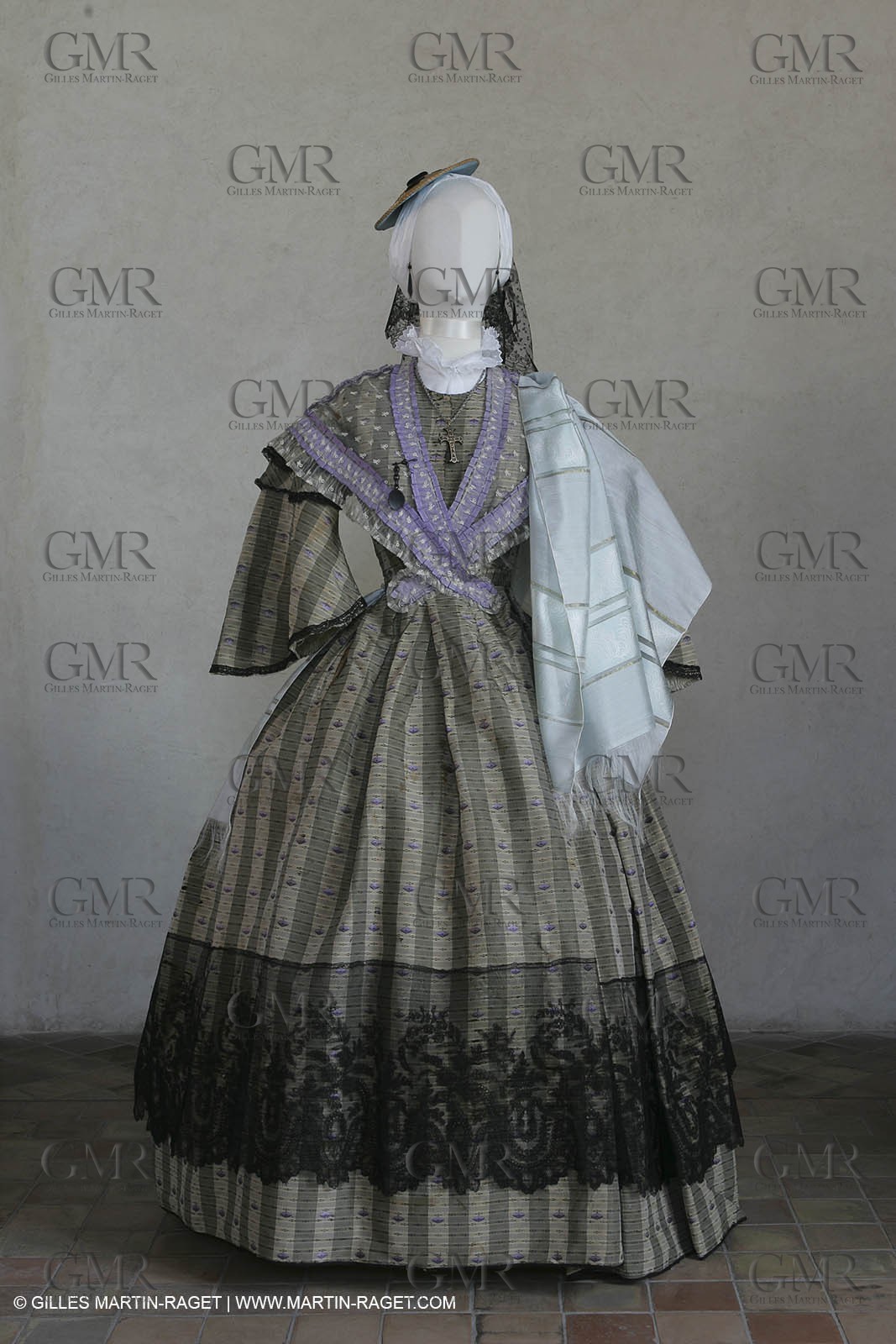 May 2004 - La Tour d'Aigues (FRA, 84) - Old costumes for women of the South exhibition