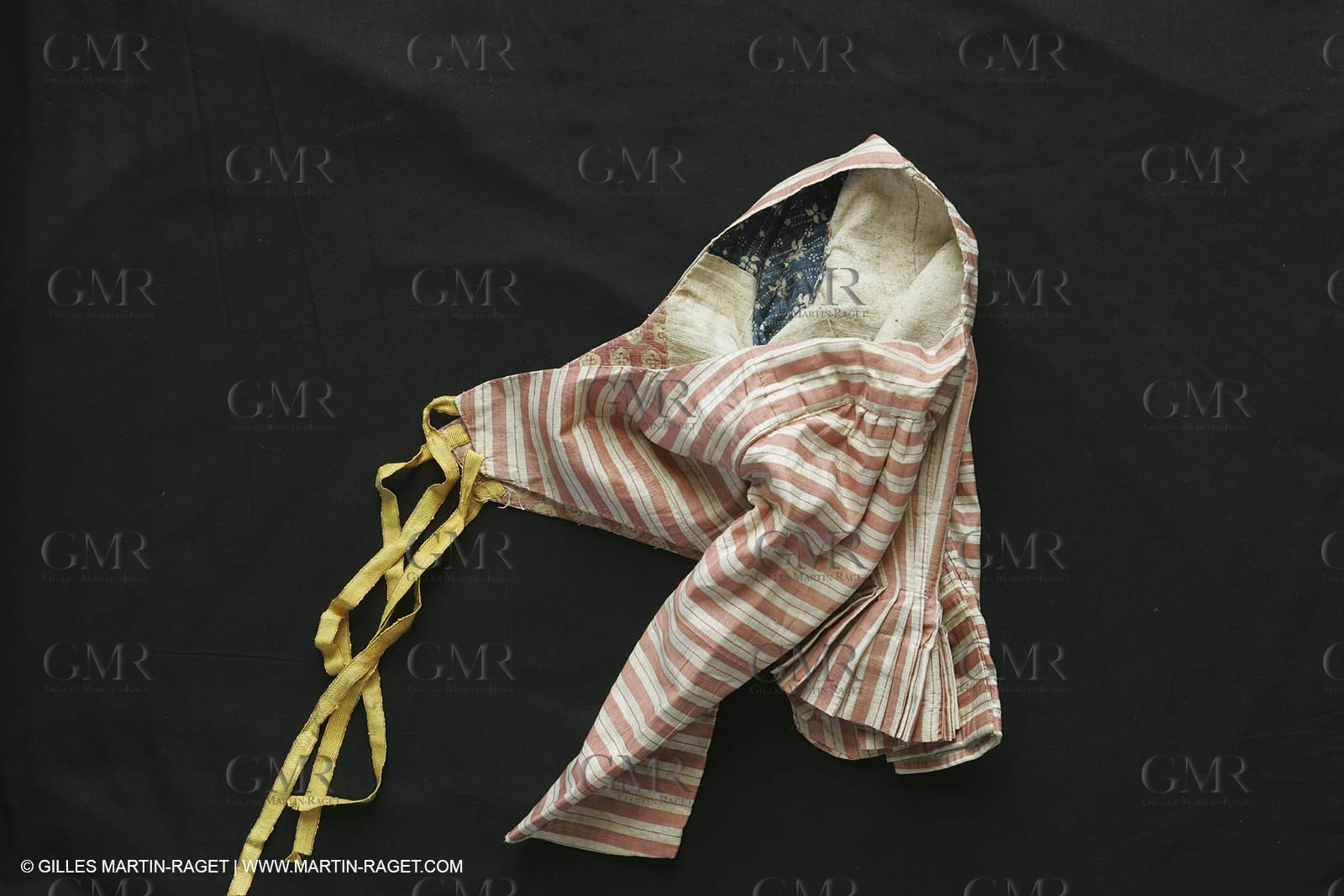 May 2004 - La Tour d'Aigues (FRA, 84) - Old costumes for women of the South exhibition