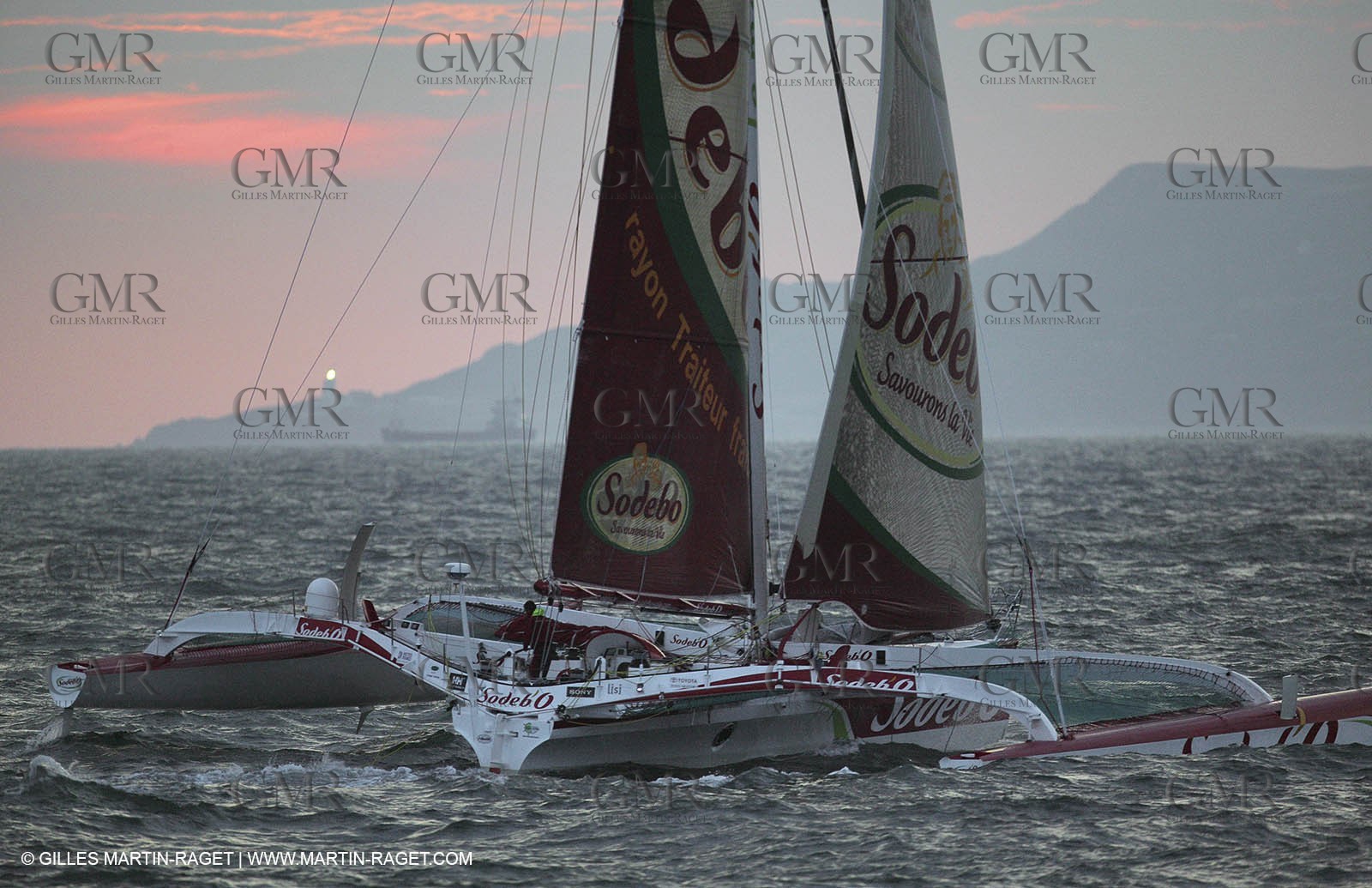 14 08 06 - Isle of Wight (UK) - Thomas Coville beat the round britain island sailing record onboard his 60 trimaran sodebo