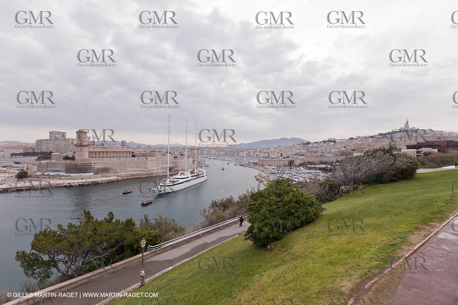 23 10 2010 - Marseille (FRA,13) - Le Ponant - Arrival in Marseille and entrance in the historical port