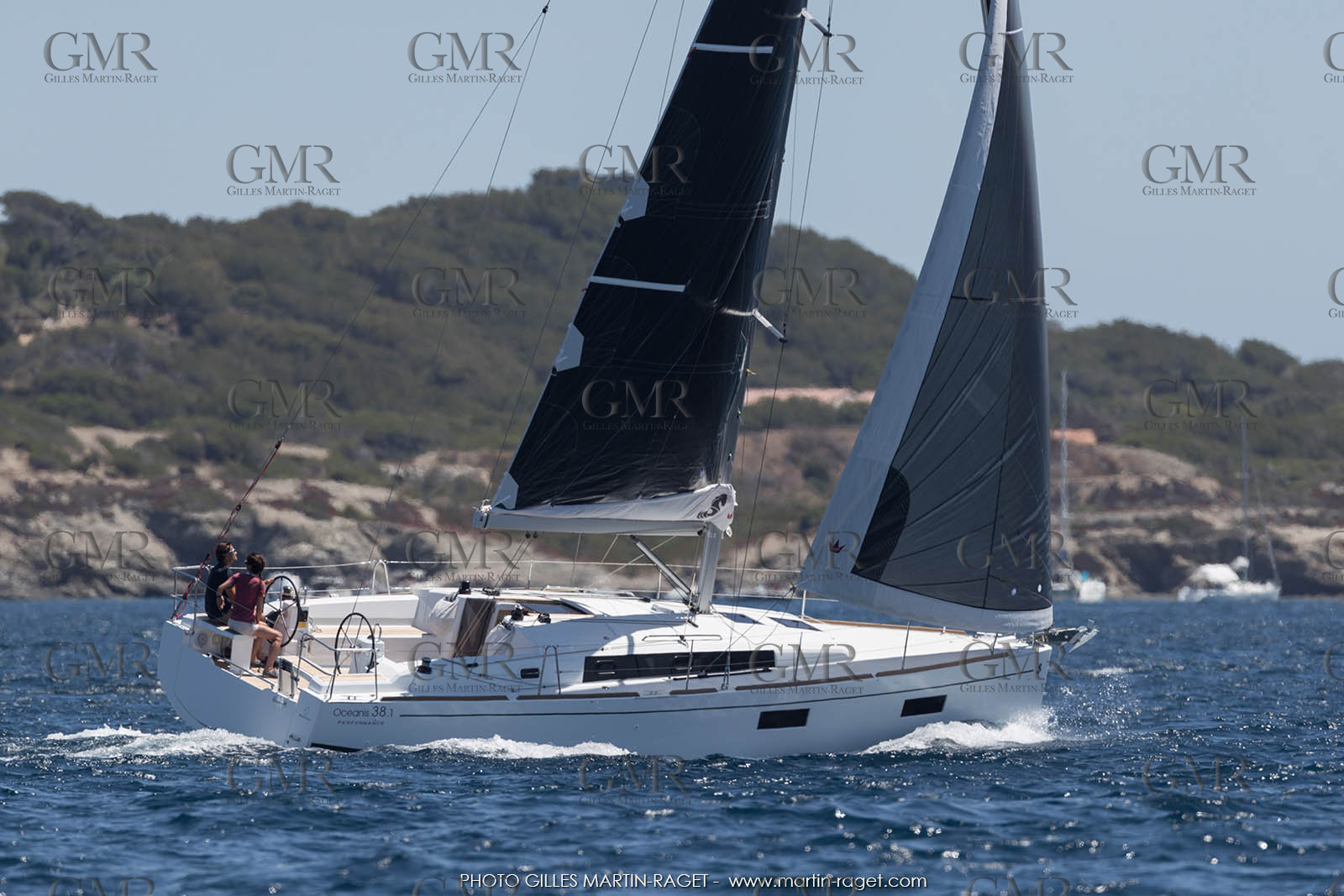 04 07 3017; Les EMbiez (FRA; 83) - Chantier Beneteau; Oceanis 38.1