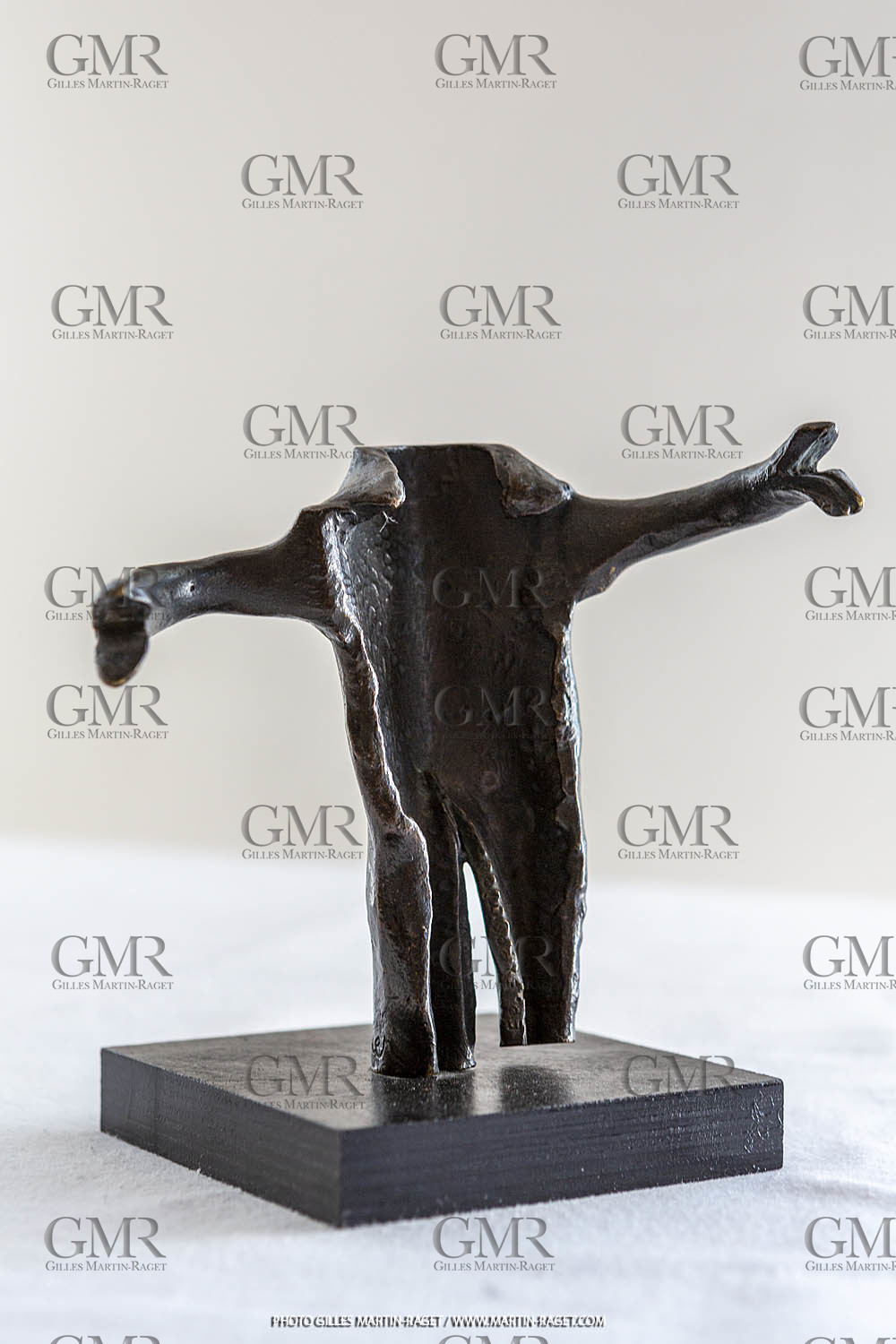 08 06 2012, St Rémy de Provence, Oeuvre de Germaine Richier, Guerrier n° 6 1953, Bronze patiné foncé, Epreuve d'exposition, 14 x 14 x 10,5 cm, Collection particulière