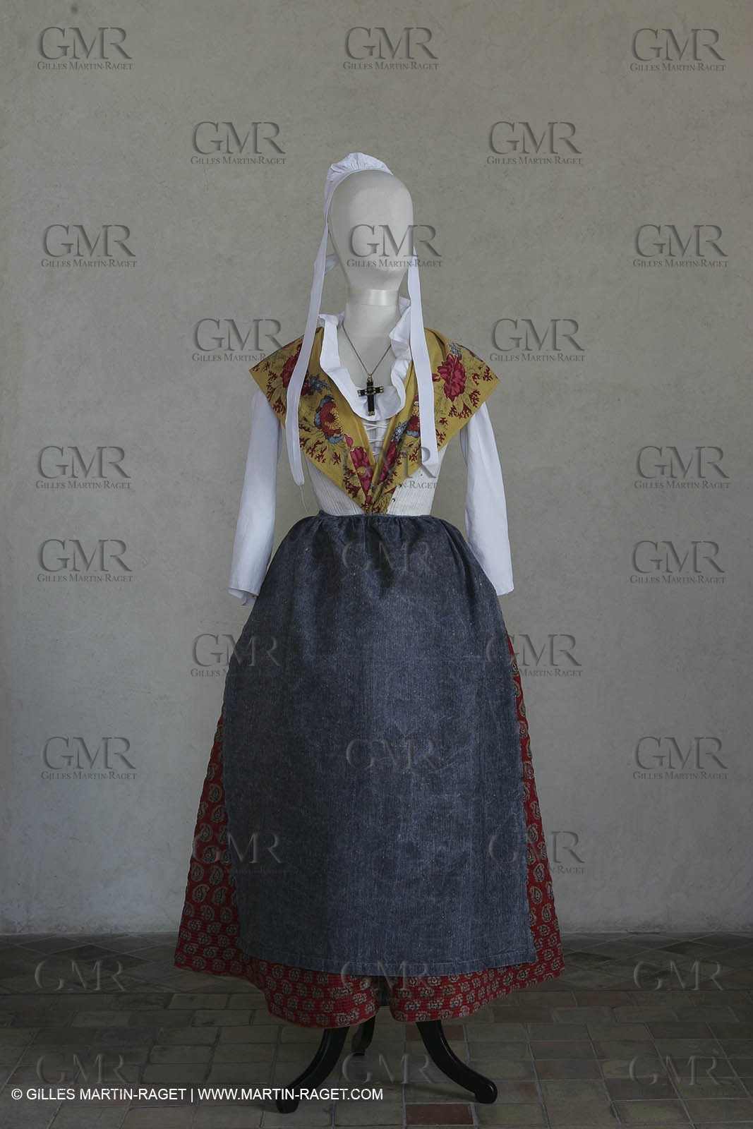 May 2004 - La Tour d'Aigues (FRA, 84) - Old costumes for women of the South exhibition