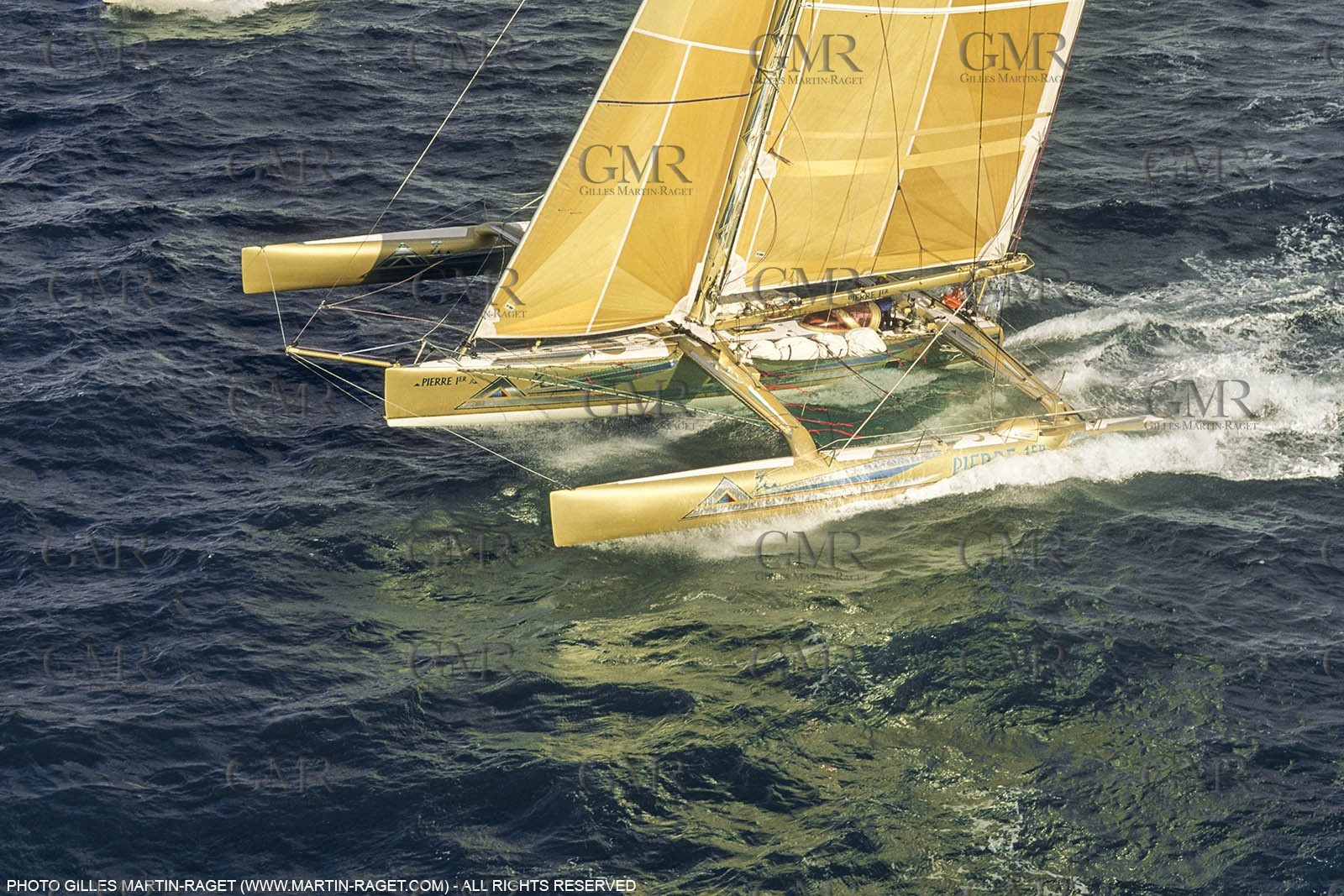 Novembre 1990, Pointe a Pitre (Guadeloupe) Arrivee victorieuse de Florence Arthaud (Groupe Pierre 1er) dans la Route du Rhum