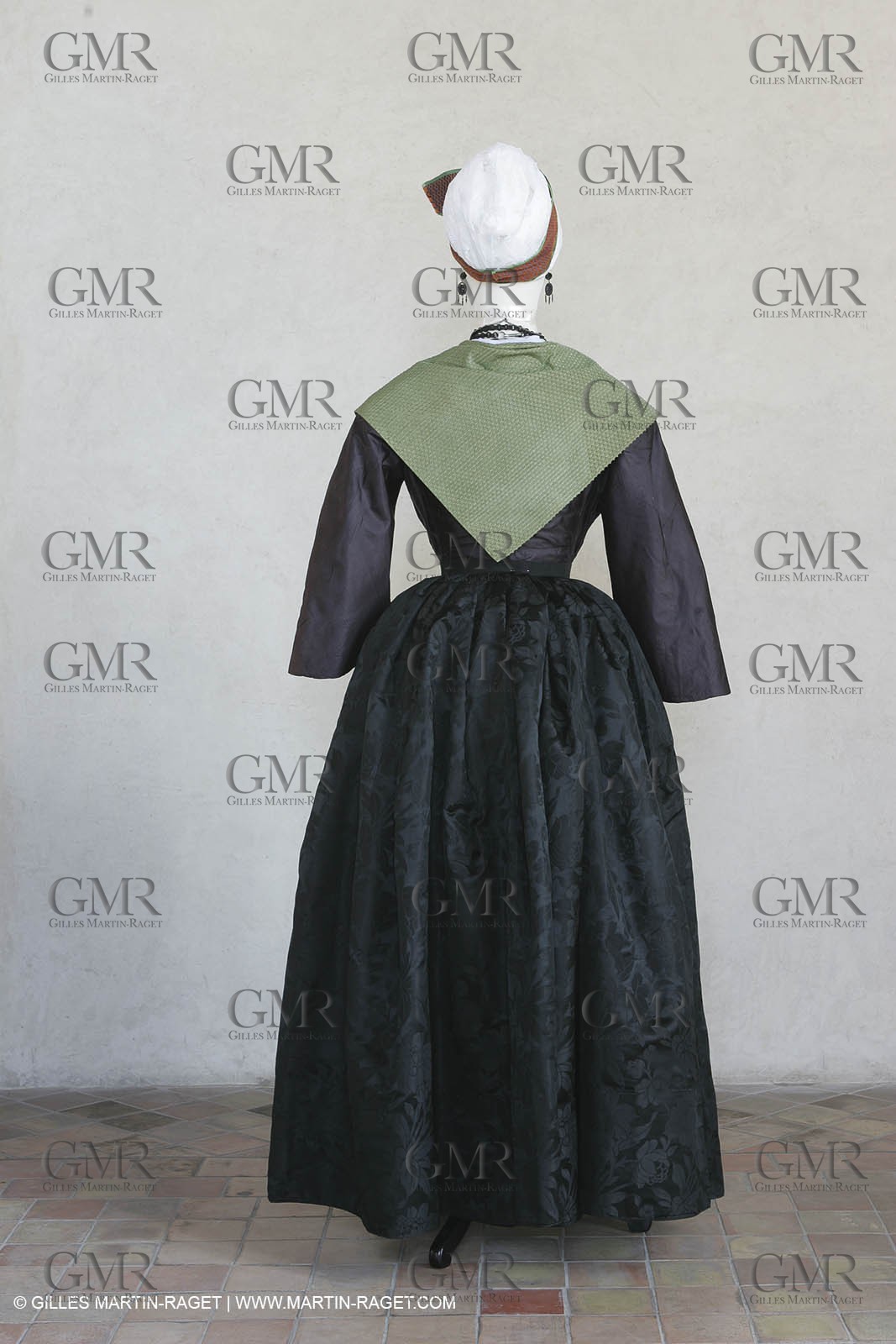 May 2004 - La Tour d'Aigues (FRA, 84) - Old costumes for women of the South exhibition