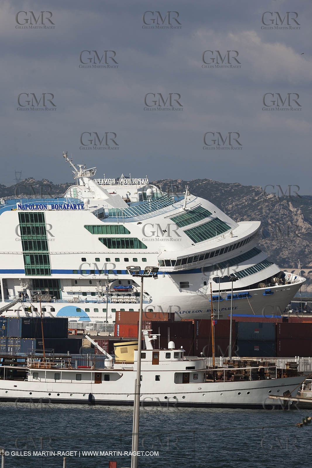 28 10 2012- Marseille (FRA,13) - Mistral force 11 - le ferry Napoleon Bonaparte endommagé après avoir rompu ses ammares et été drossé contre un quai qui a ouvert une brèche dans la coque et noyé deux compatiments étanches