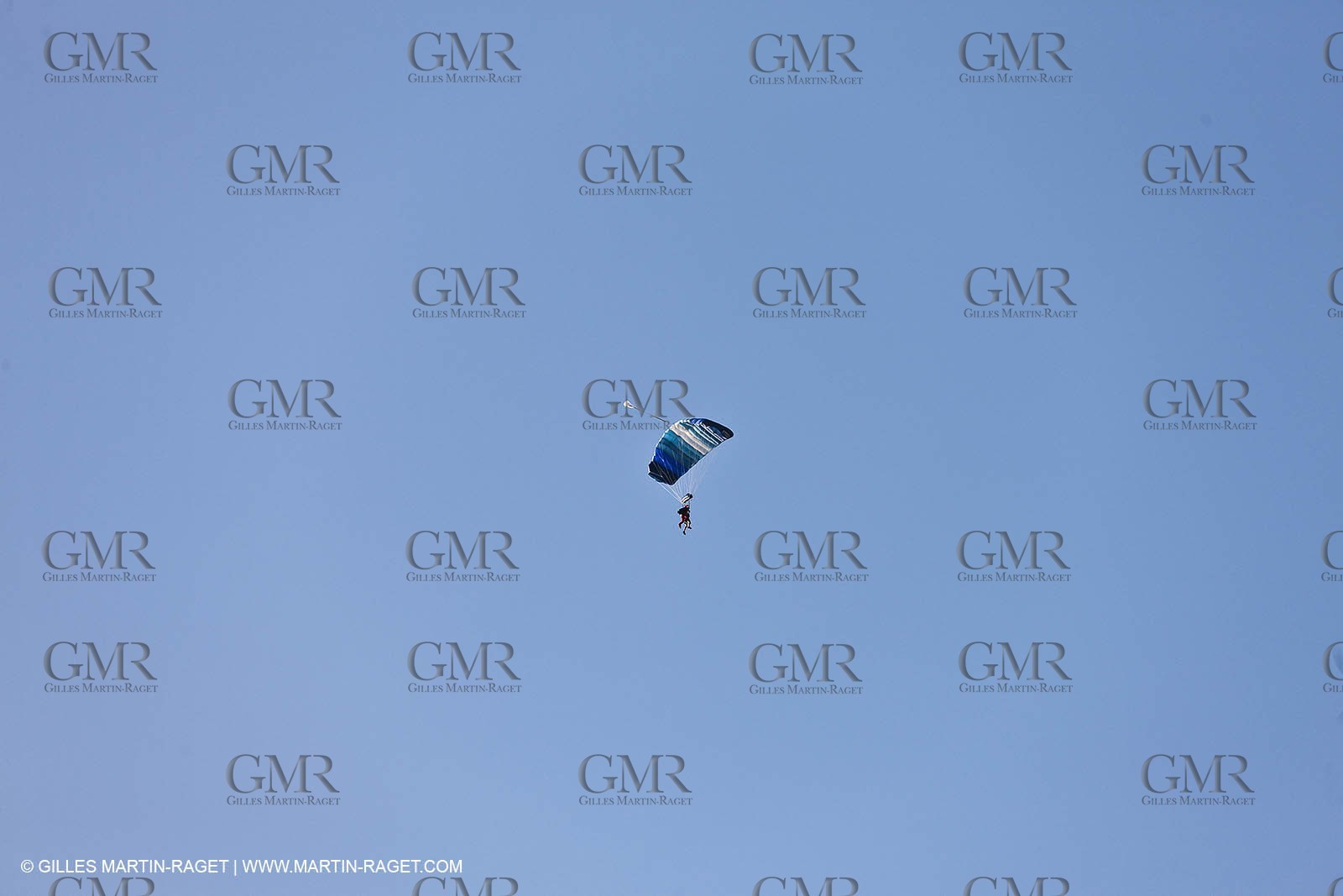 21 11 2010 - Dubai (UAE) - Dubai Louis Vuitton Trophy -  - Day off - James Spithill and Peter Lester go paragliding