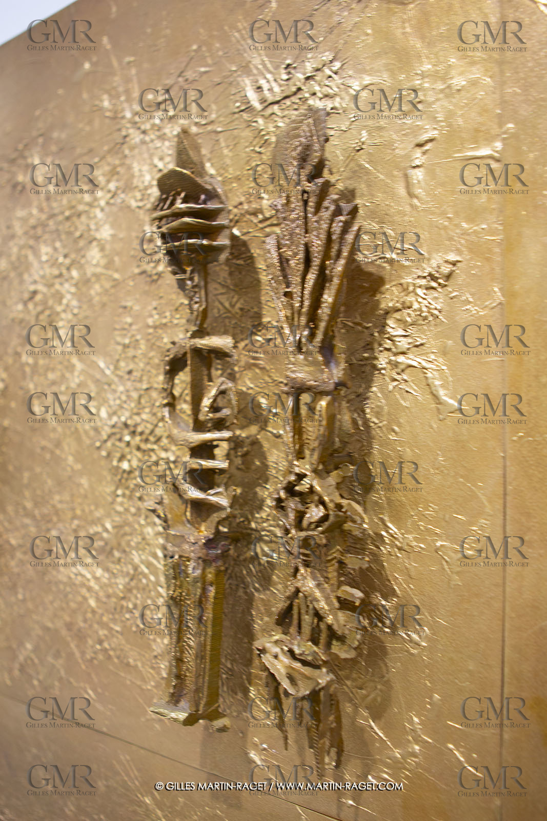 30 10 2023, Montpellier (FRA), oeuvre de Germaine Richier, Exposition Centre Pompidou - Musée Fabre 2023, La Porte de bronze 1955, Bronze naturel nettoyé, Mièce unique, Fondeur L.Thinot, Paris, 98,5 x 128,3 x 5,9 cm, Collection particulière