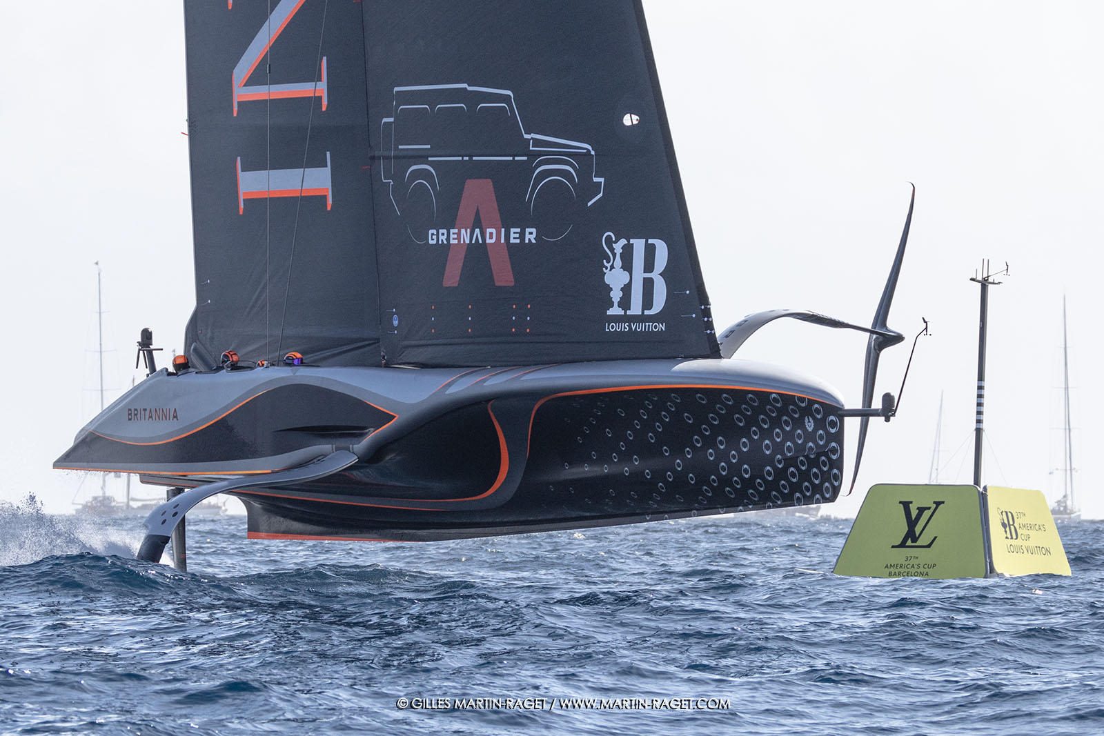 16 10 2024, Barcelona (ESP), Louis Vuitton 37th America's Cup, Final Match, Race Day 4, race 5, INEOS coupe la ligne d'arrivée en vainqueur