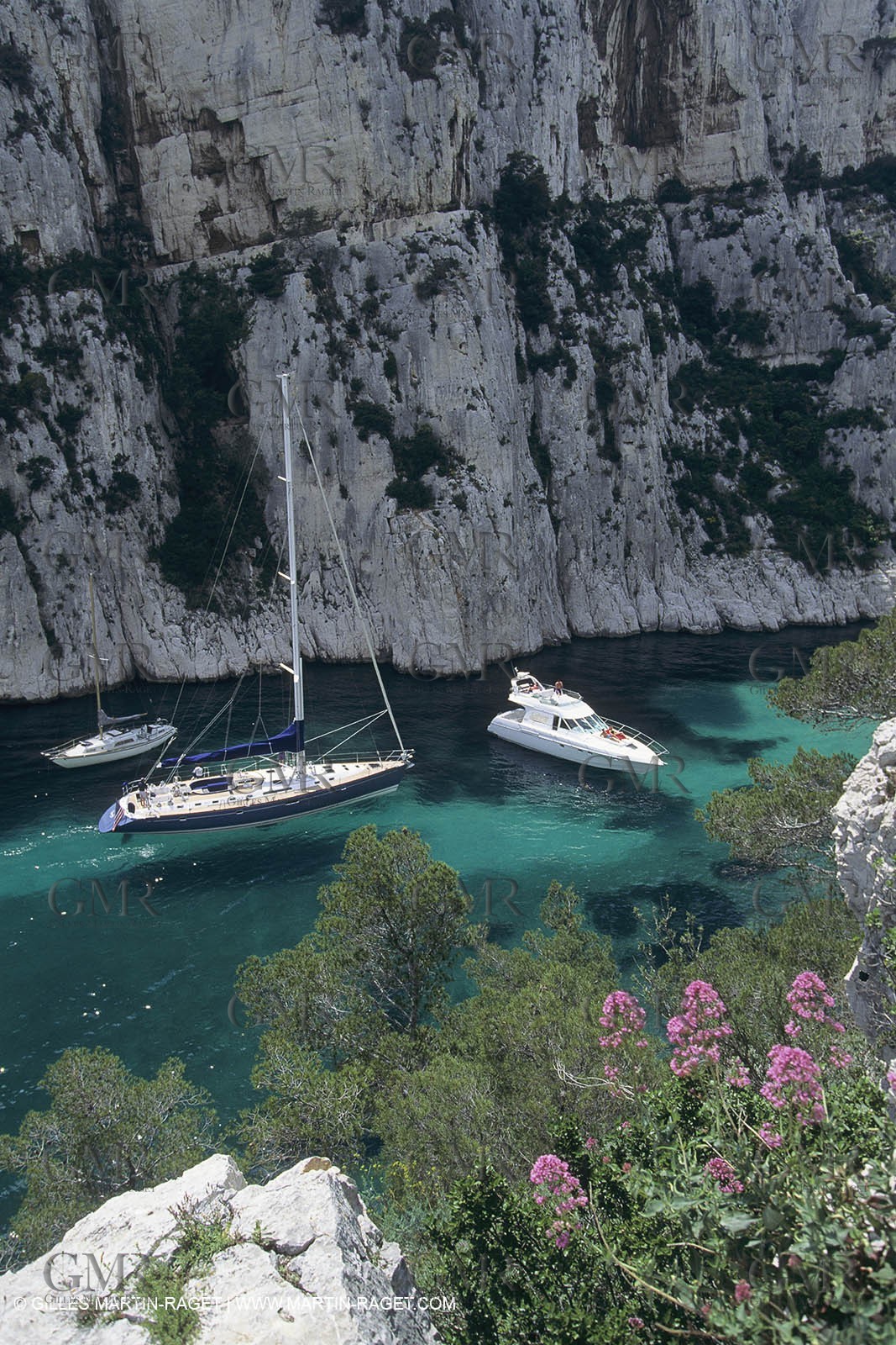 Sailing, cruising, monohulls at the mooring