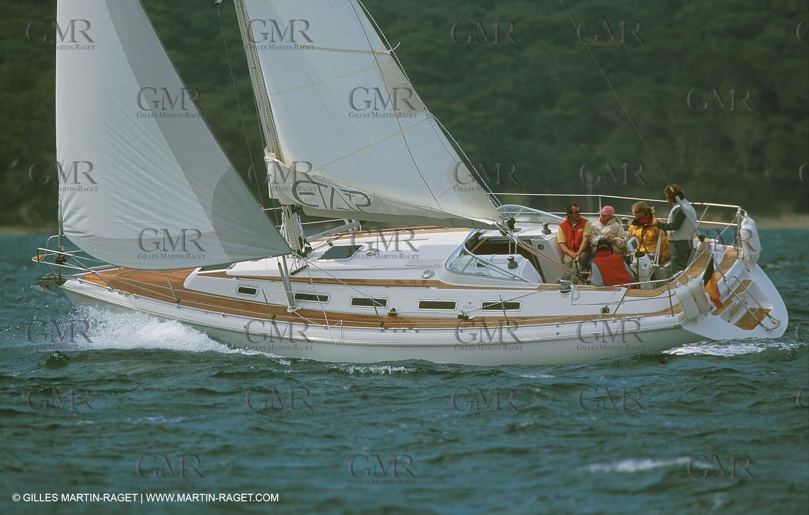 Crusing monohull sailing