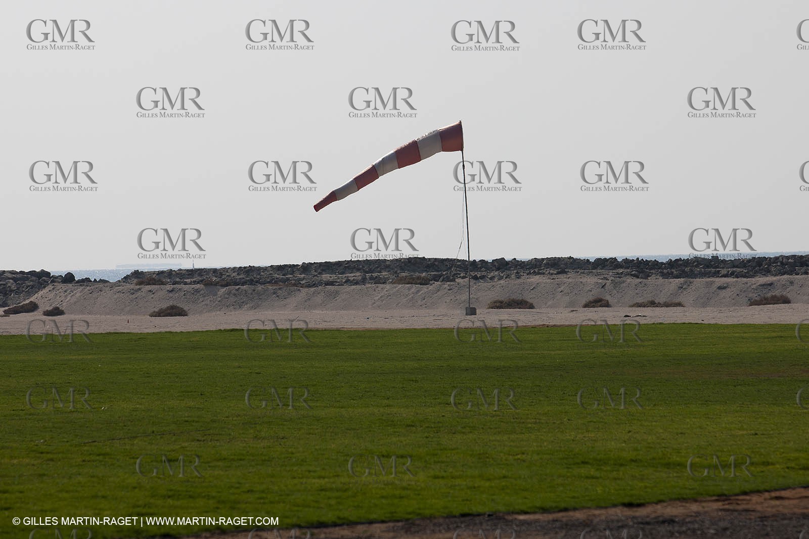 21 11 2010 - Dubai (UAE) - Dubai Louis Vuitton Trophy -  - Day off - James Spithill and Peter Lester go paragliding