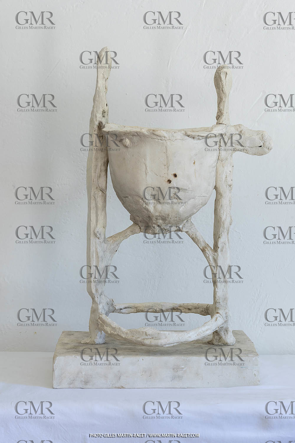 12 07 2020, St Rémy de Provence (FRA, 13) Oeuvre Germaine Richier, Fonts Baptismaux, moyen, 1957, plâtre original, Collection particulière