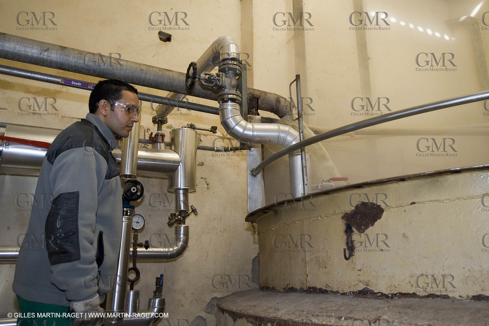 01 02 2007 - Salon de Provence - Fabrication traditionelle du savon de Marseille aux savonneries Marius Fabre - empâtage**01 02 2007 - Salon de Provence - Traditional soap of Marseille making at Marius Fabre soap maker - Paste making
