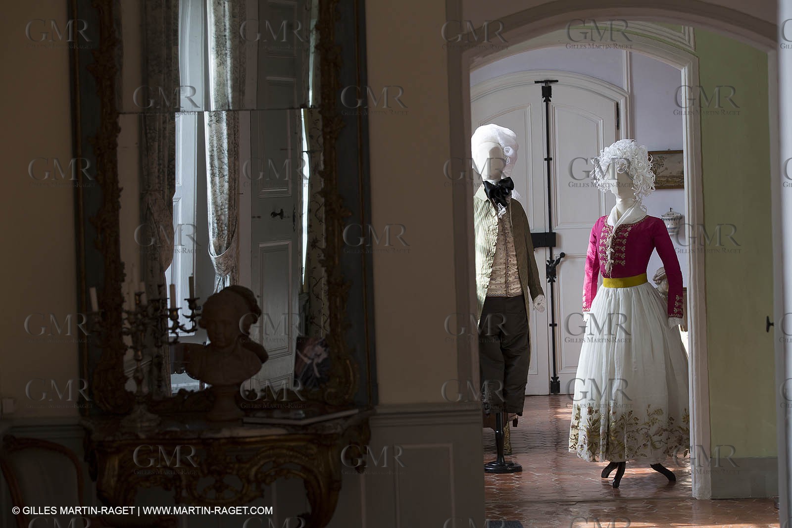 31 10 2013 - Ansouis (FRA,84) - Chateau d'Ansouis - Costumes de l'exposition Habits d'hommes