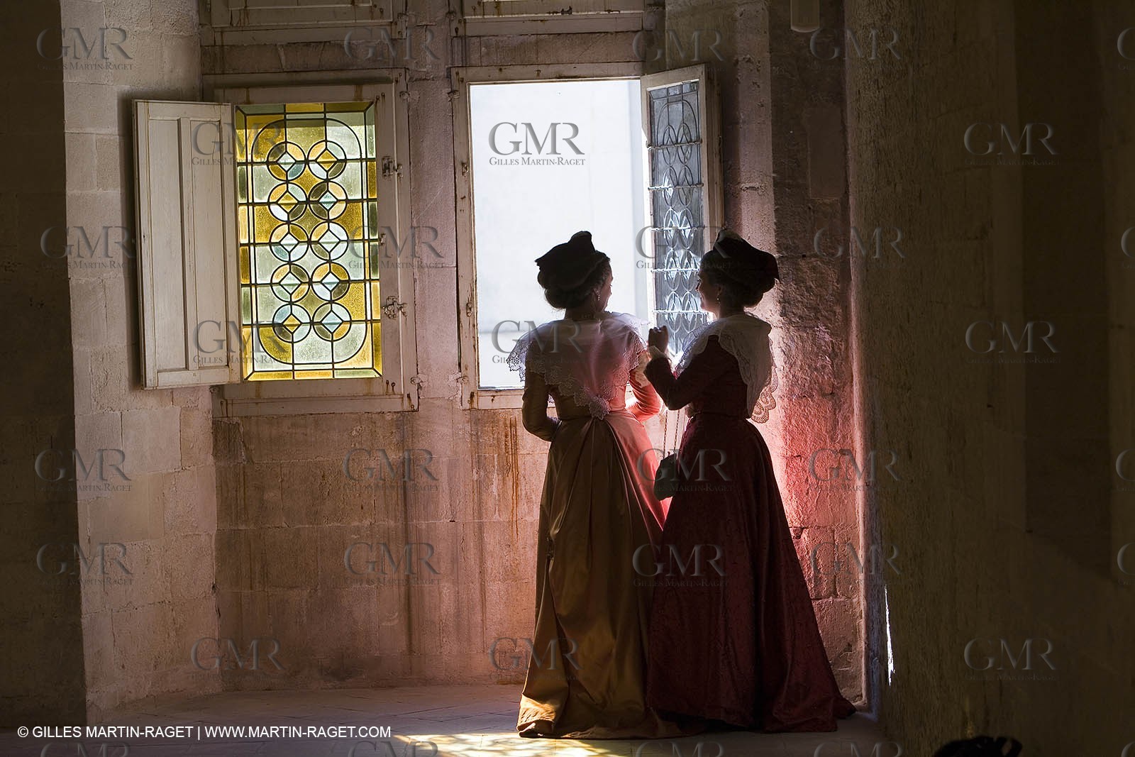 10 03 2007- Arles (FRA, 13) - Queen of arles and her assistants