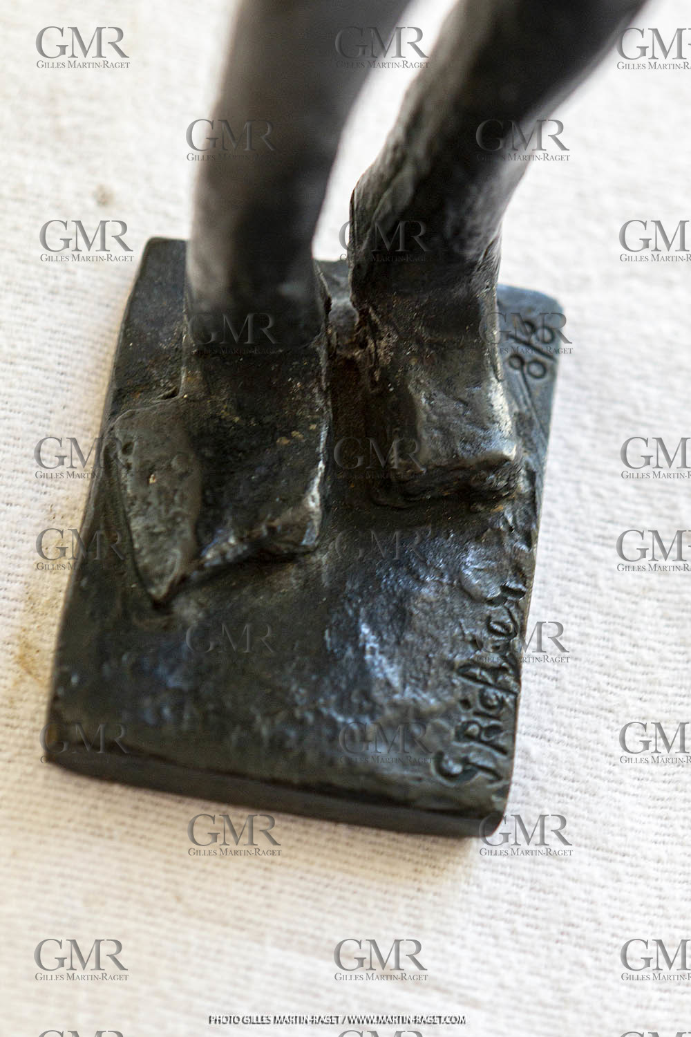 19 07 2020, St Rémy de Provence, (FRA,13), Oeuvre de Germaine Richier, Tauromachie 1956, bronze patinée foncée, numéroté 5 8, Fondeur L.Thinot, 43 X 7 X 12 cm, collection particulière,