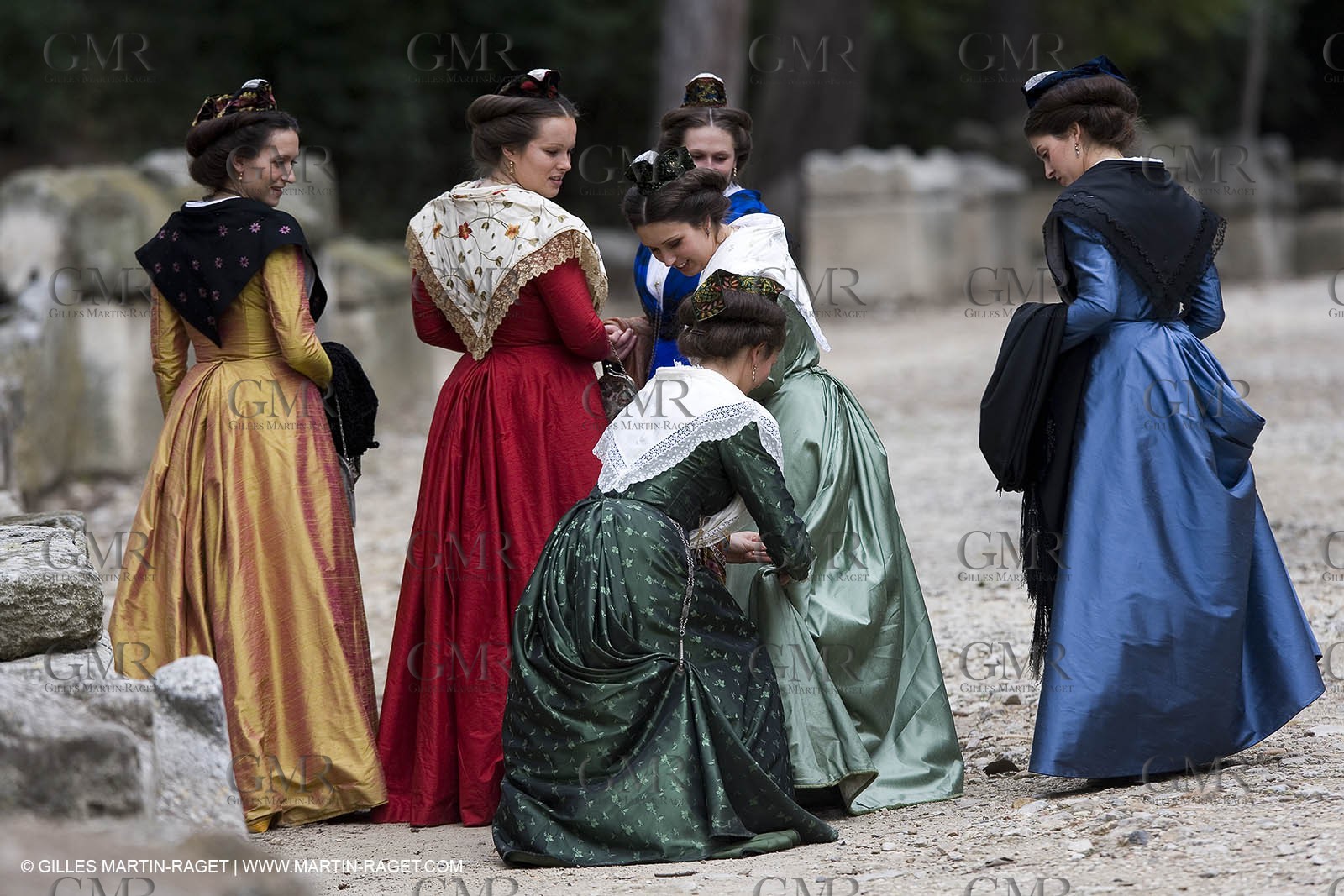 04 03 2007 - Arles - Queen of Arles and her assistants at Les Alyscamps monument