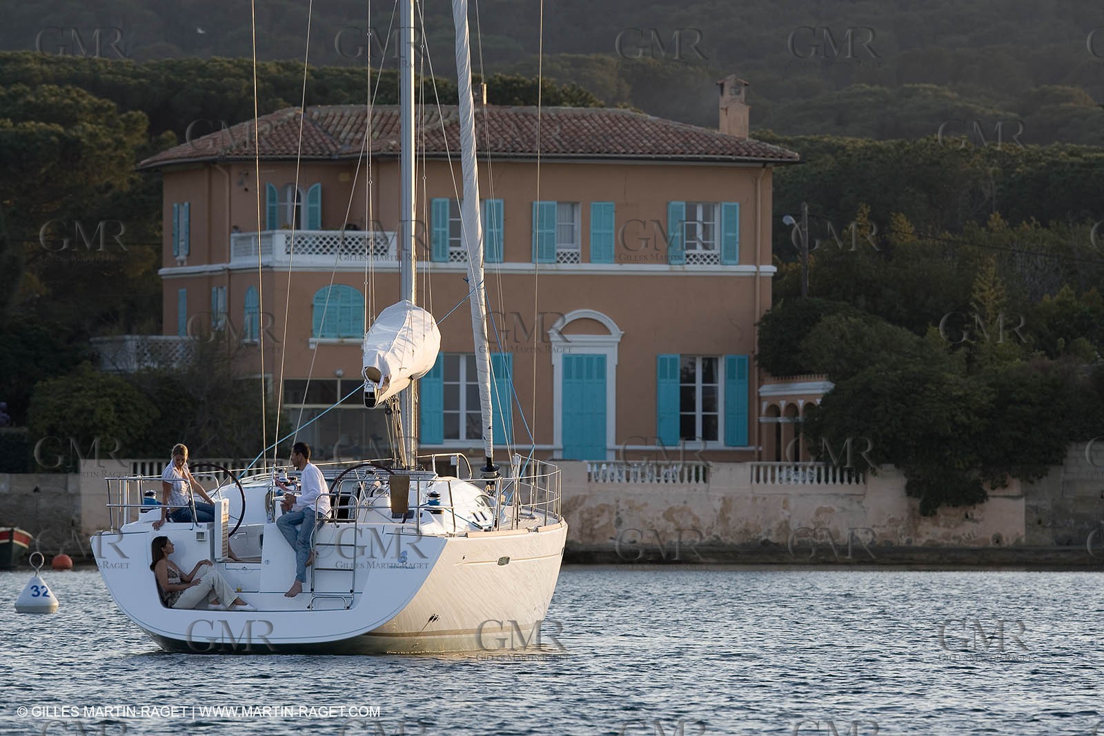 Monocoque de croisiere au mouillage