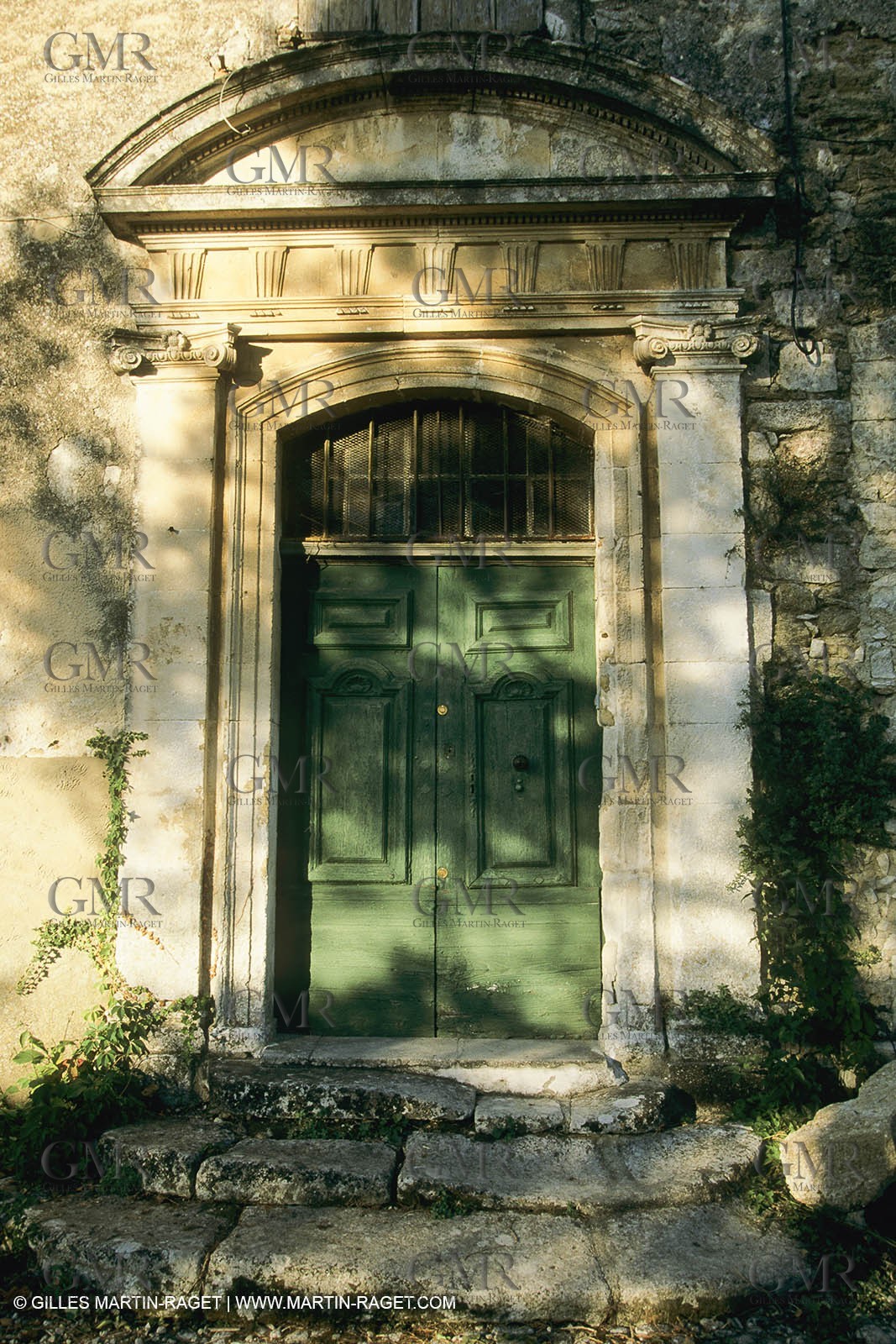 France, Provence, Villages du Luberon, détails, vieilles pierres, portes, toitures