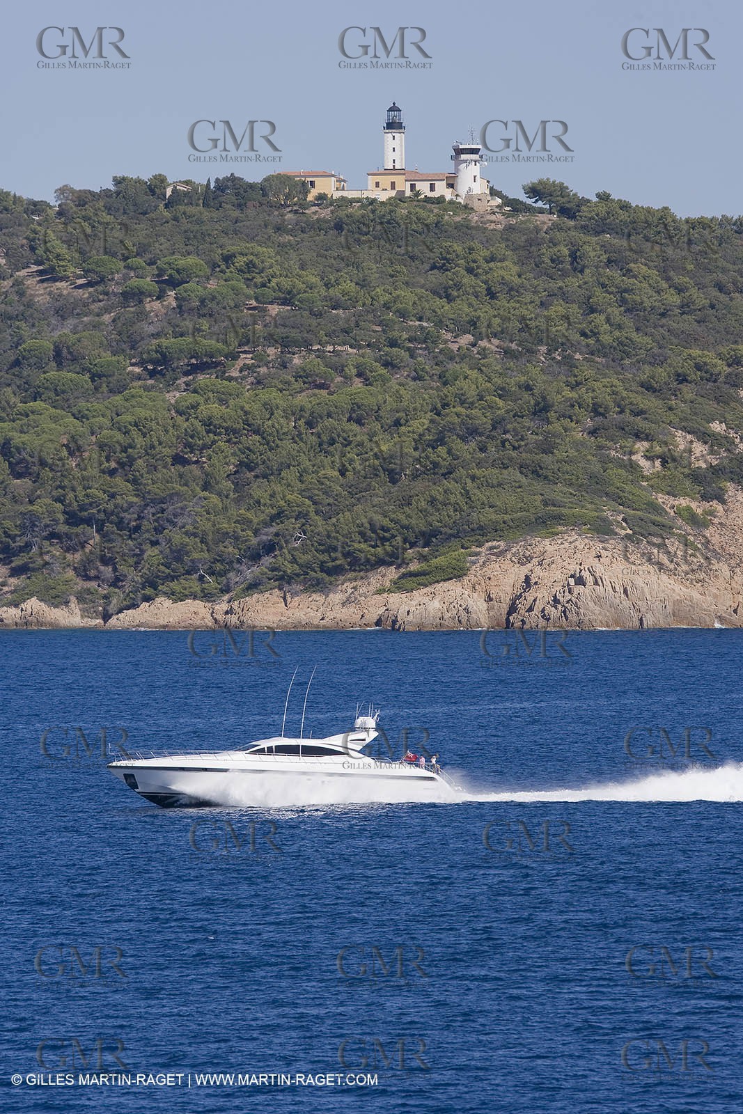 06 09 2007 - Saint Tropez (FRA, 83) - Superyachts - Motoryachts - Mangusta 92 Triple Fun à Saint Tropez - Au mouillage devant le Club 55 à la plage de Pampelonne