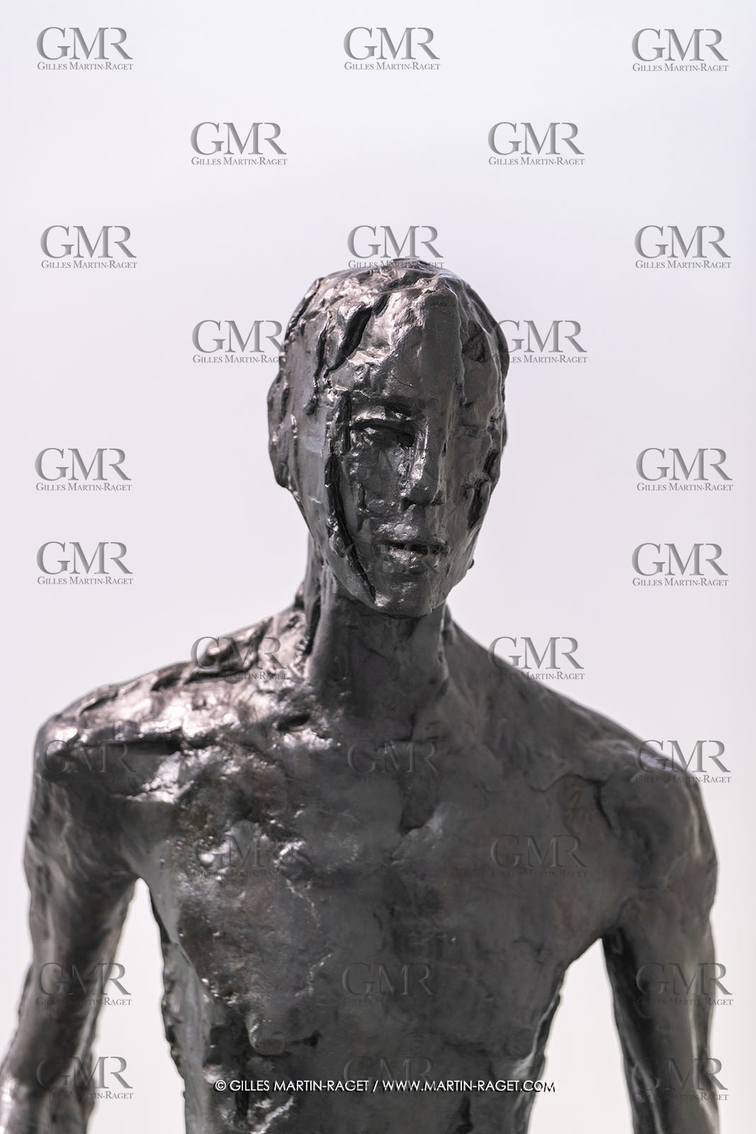30 10 2023, Montpellier (FRA), oeuvre de Germaine Richier, Exposition Centre Pompidou - Musée Fabre 2023, Le Coureur 1955, Bronze patiné foncé, Fondeur : Susse, Paris, Hauteur totale : 205 cm, Terrasse : 13 x 54 x 94 cm, Fond national d'art contemporain, Paris, achat par commande à l'artiste en 1955